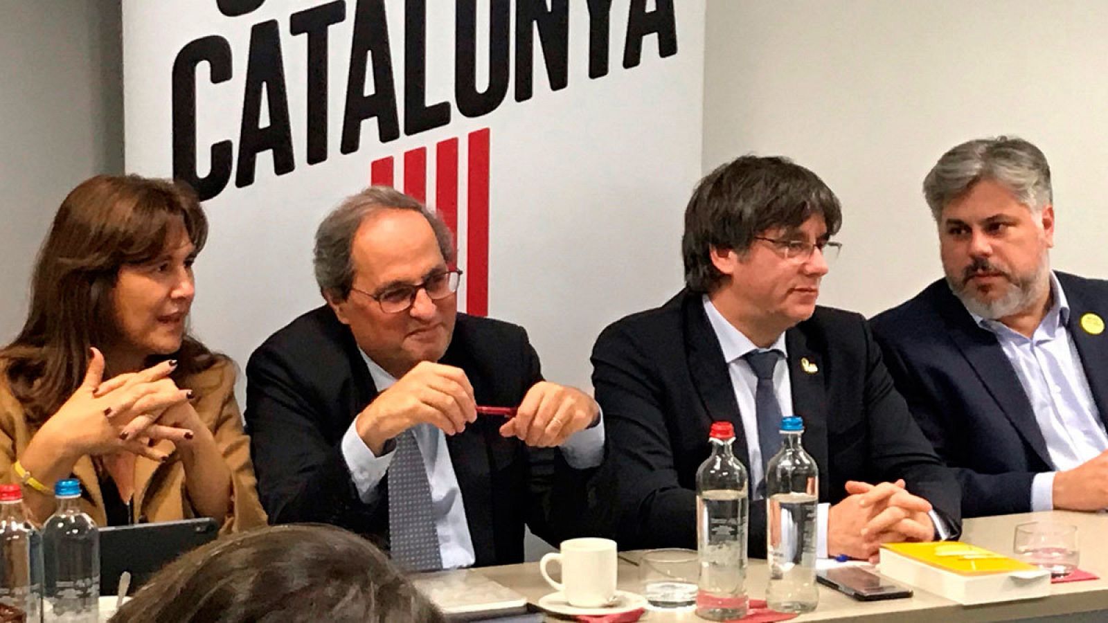 Quim Torra (2i), Lausa Borrás (i), el presidente del grupo parlamentario Andrés Batet (d) y el expresident Carles Puigdemont