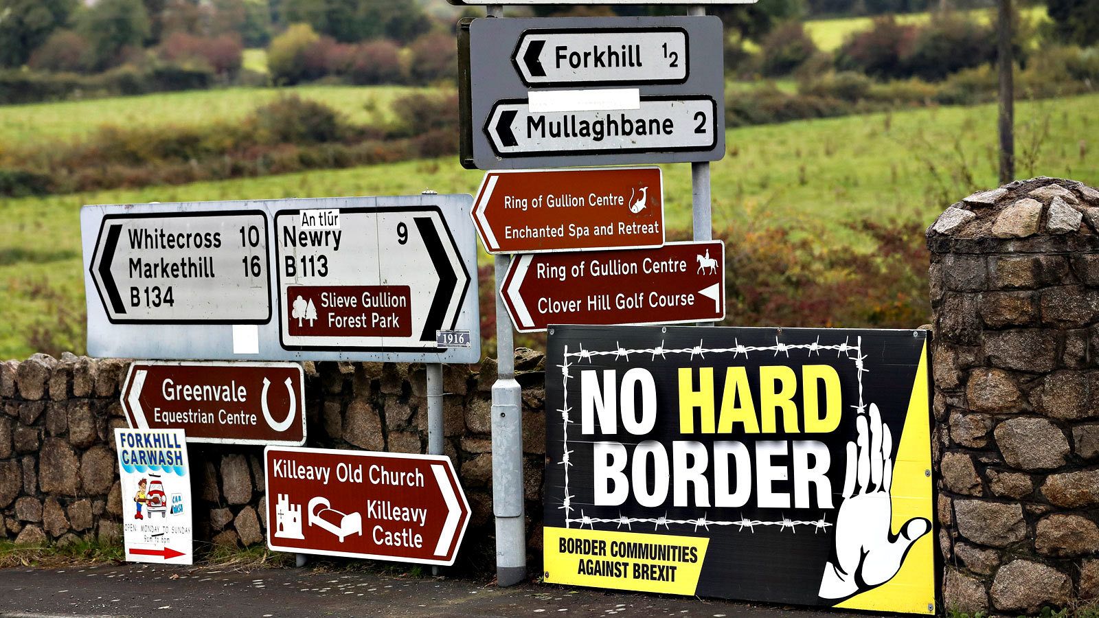 Un cruce de carreteras en Irlanda del Norte, donde destaca el cartel que pide: "No a una frontera dura"