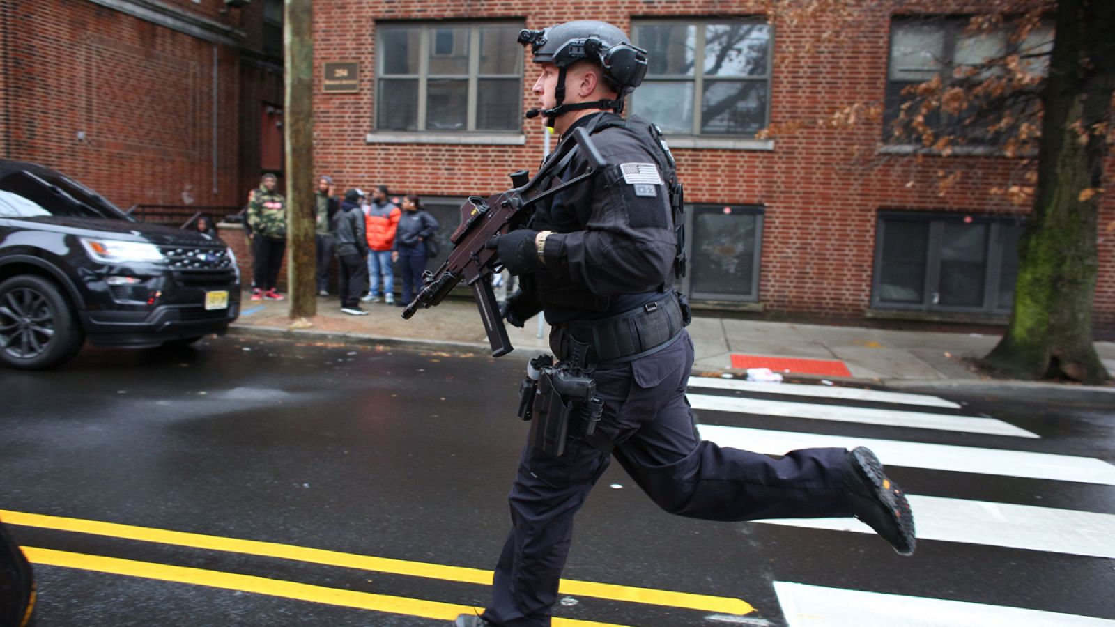 Un policía llega a donde se ha producido el tiroteo en Nueva Jersey, en Estados Unidos