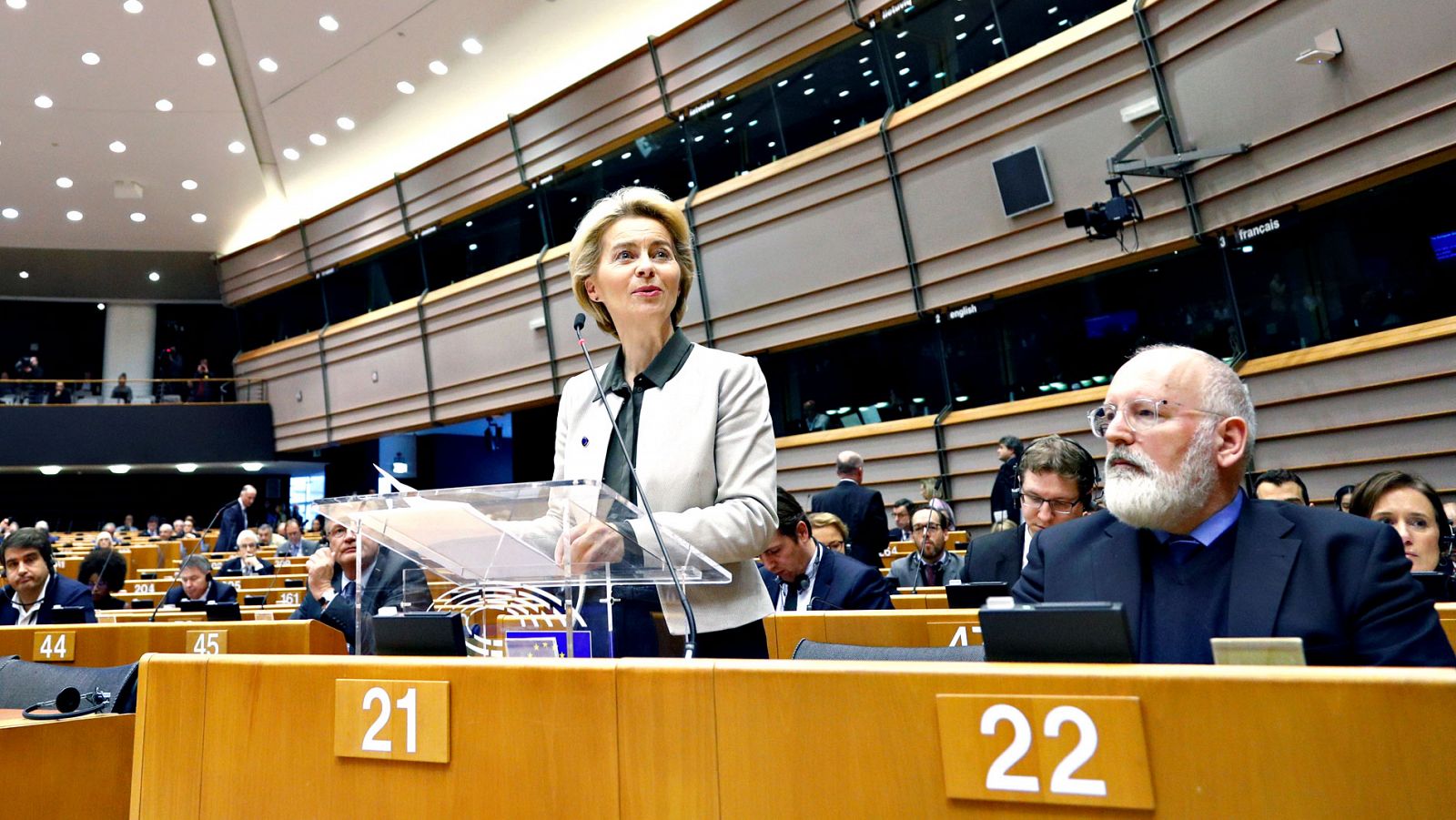 La presidenta de la Comisión Europea, Ursula von der Leyen, presenta en el Parlamento Europeo su 'Plan Verde' junto al vicepresidente, Frans Timmermans