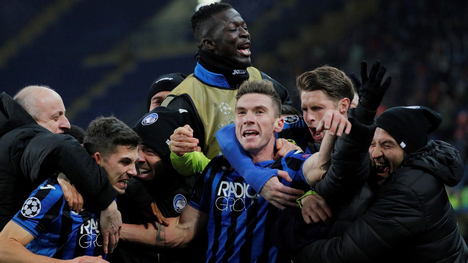 Los jugadores del Atalanta celebran con sus compañeros del banquillo uno de los goles al Shakhtar.