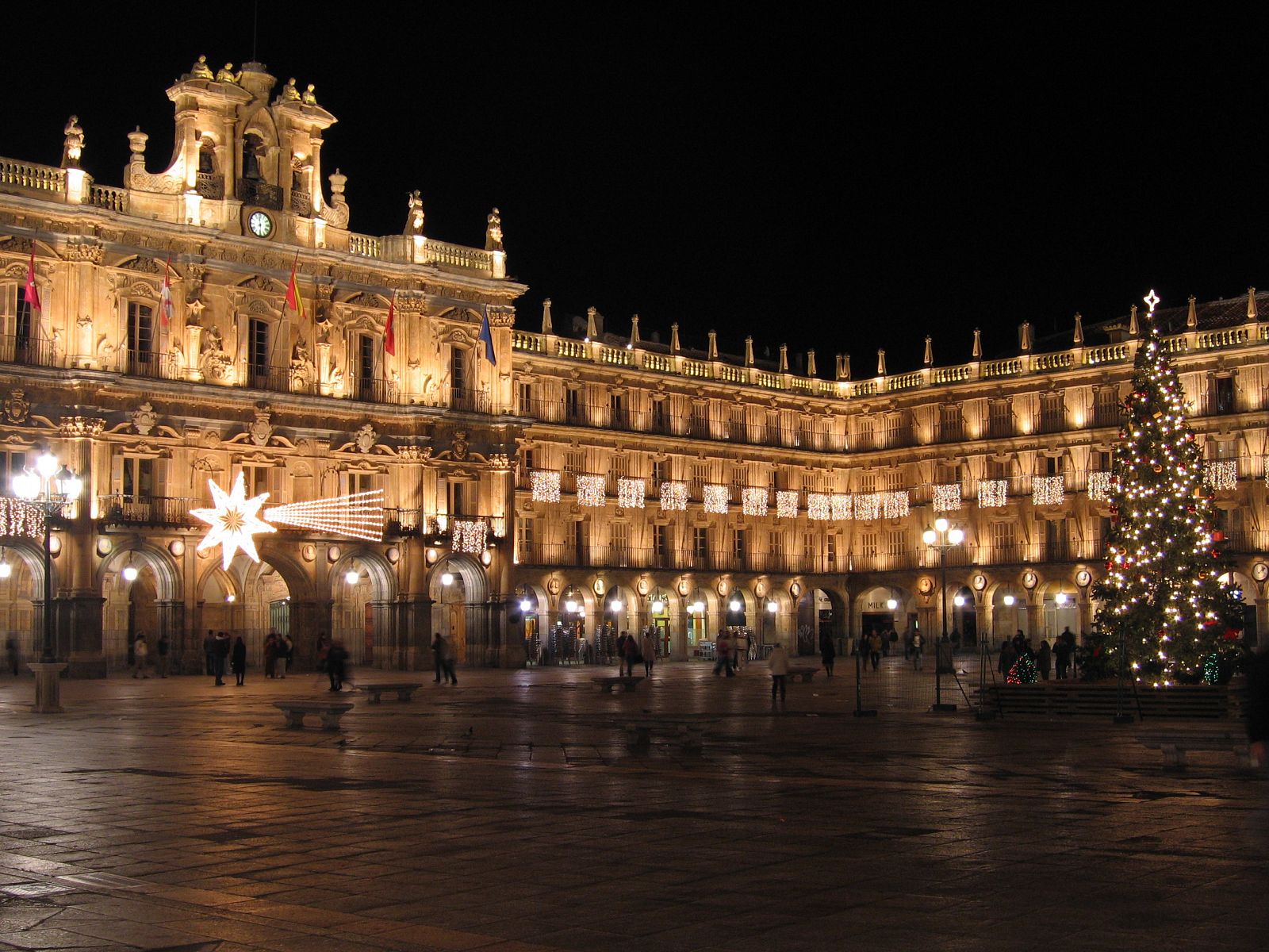 La Plaza Mayor de Salamanca iluminada y decorada con motivo de la Navidad