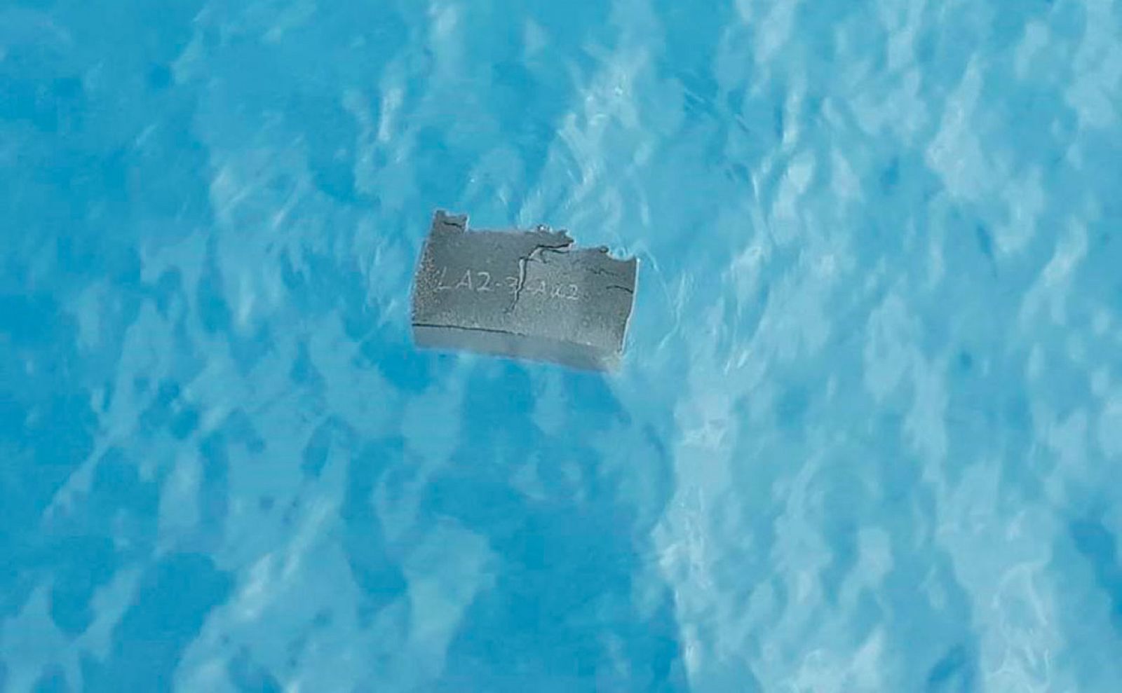 Un pedazo de espuma flotando cerca del área donde desapareció un avión el pasado lunes camino a la Antártida con 38 personas a bordo.