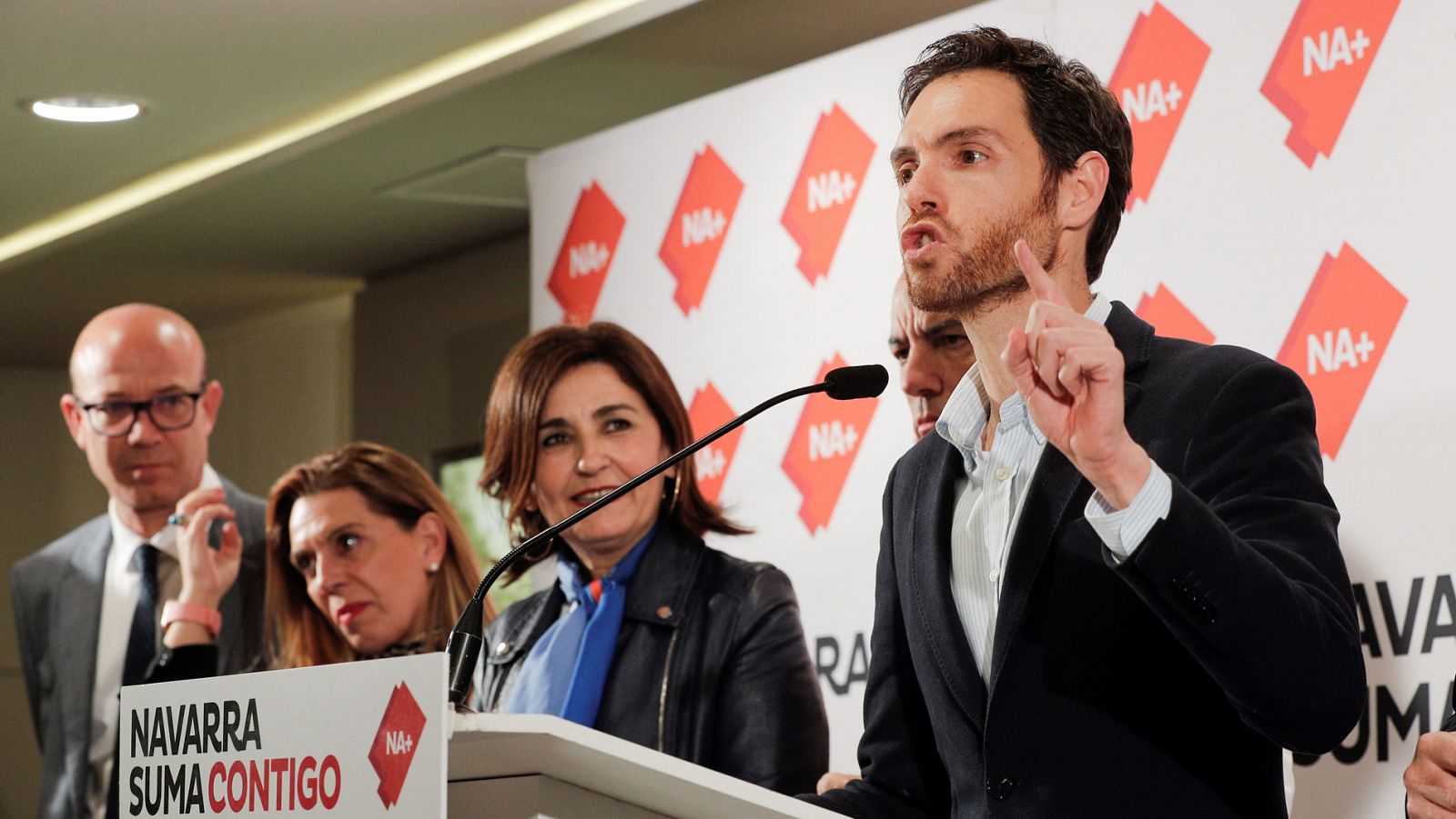 El diputado de Navarra Suma en el Congreso, Sergio Sayas, junto a otros miembros de la coalición Navarra Suma durante la campaña electoral.