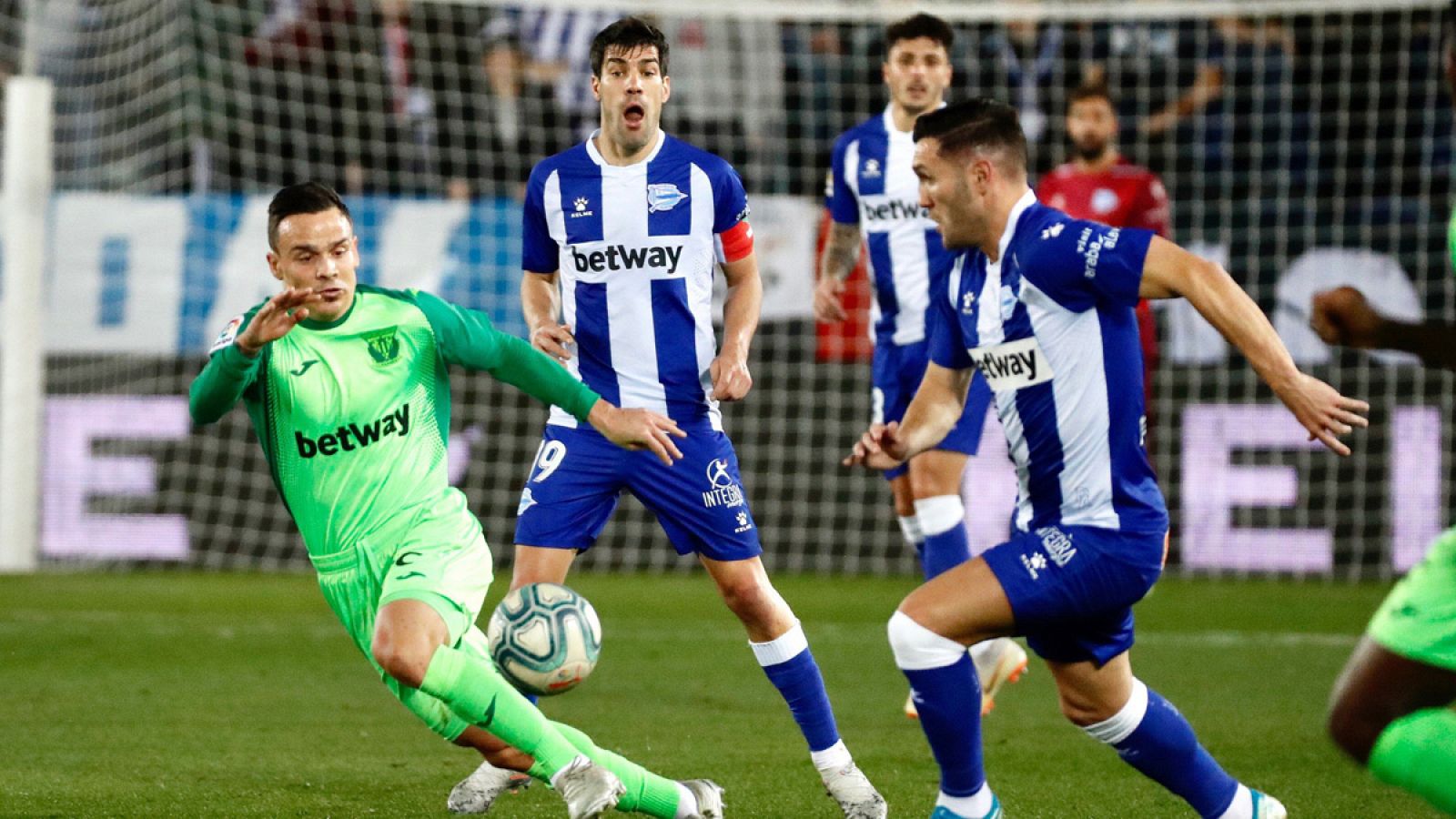 El delantero del Alavés Lucas Pérez intenta controlar el balón ante el centrocampista del Leganés Roque Mesa