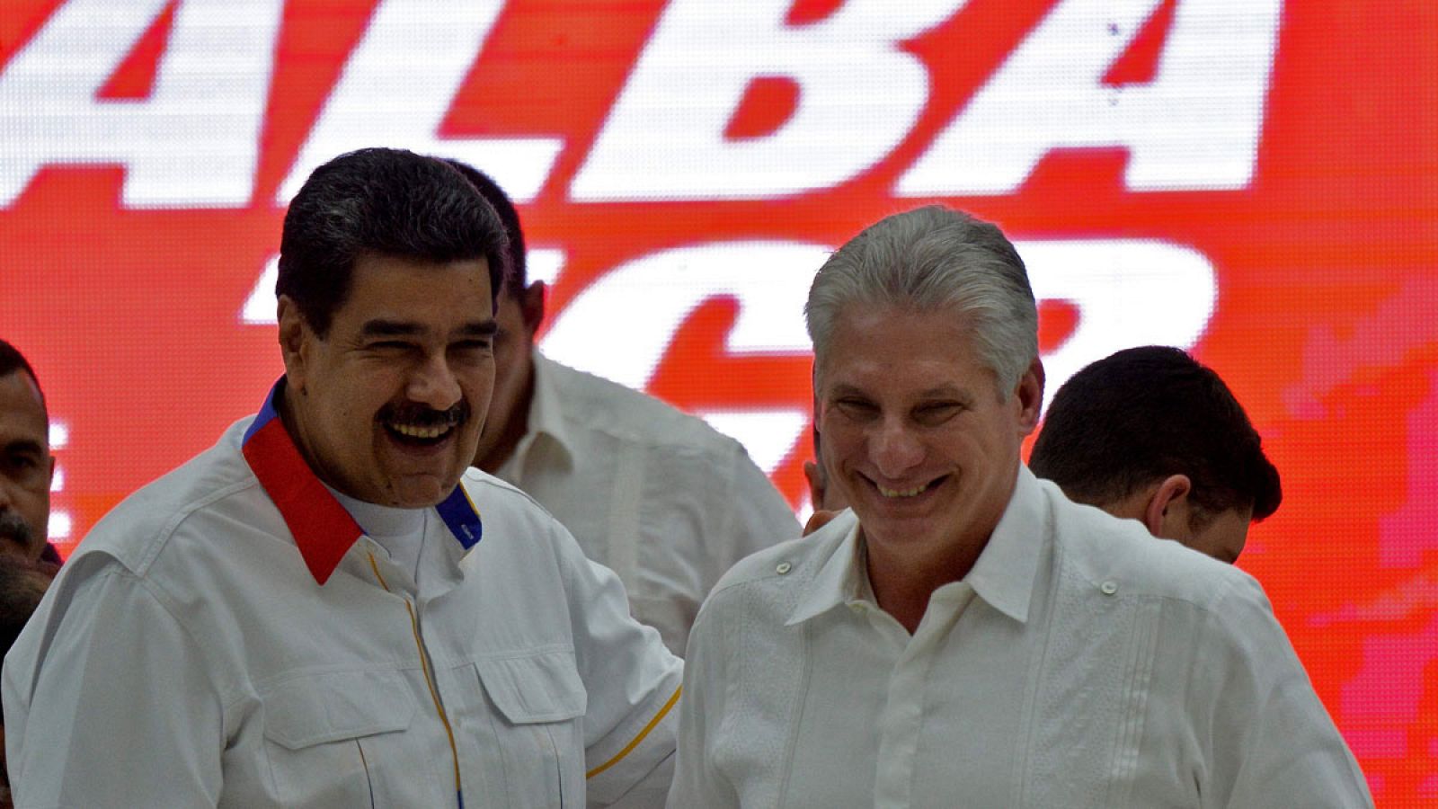El presidente de Venezuela, Nicolás Maduro (i), junto a su homólogo cubano,Miguel Díaz-Canel durante la 
 XVII Cumbre del Alba en La Habana.