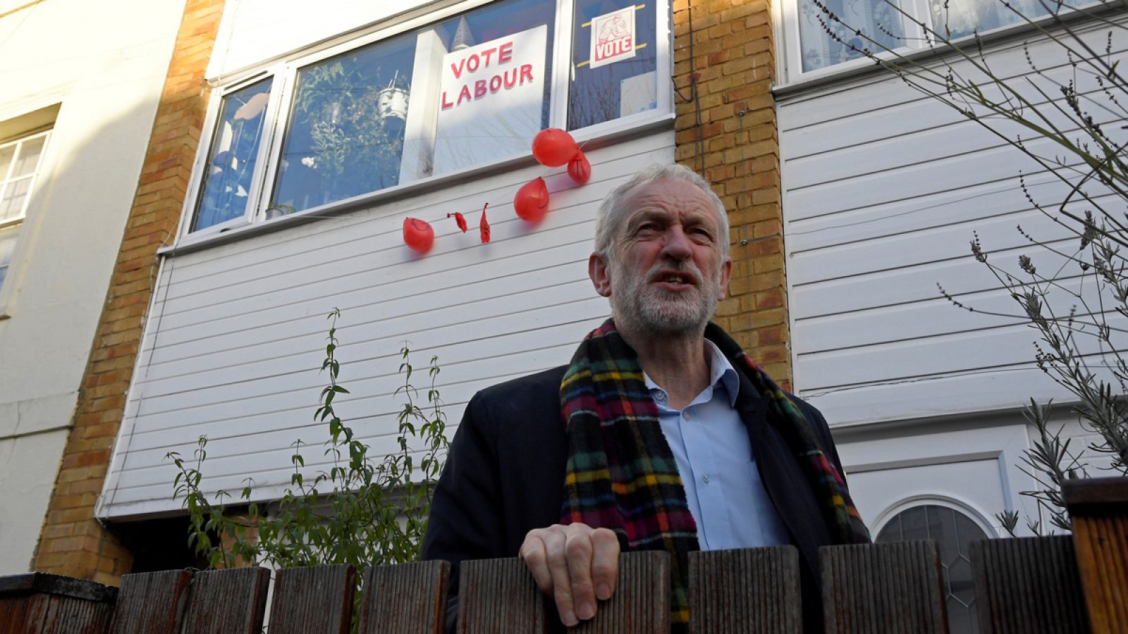 Jeremy Corbyn en el jardín de su casa