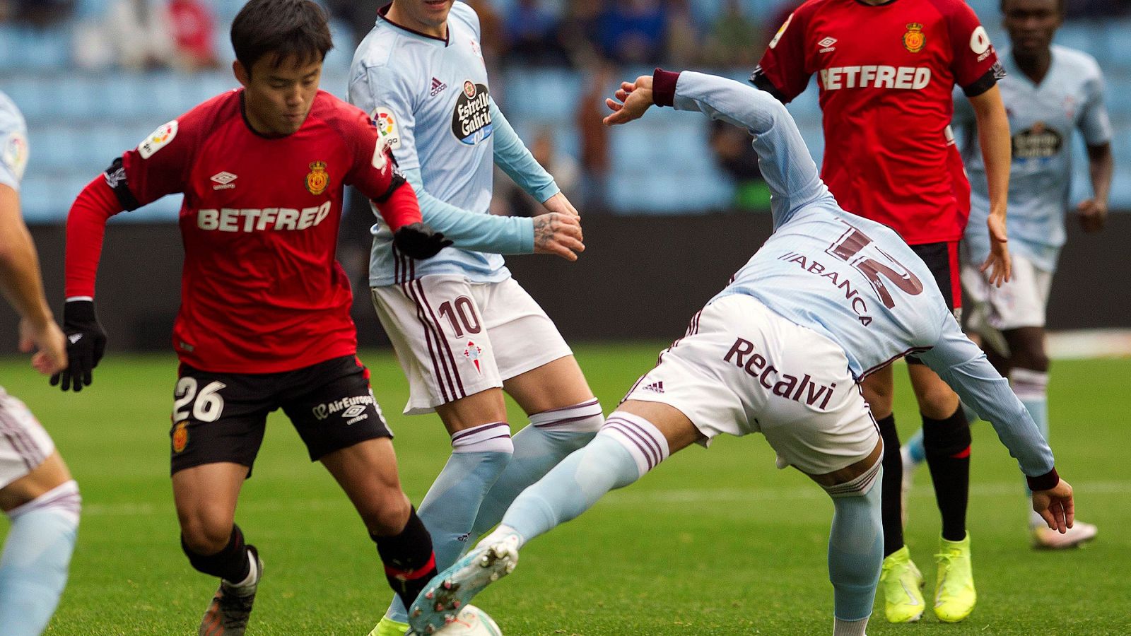 El centrocampista del Celta de Vigo Rafinha, disputa el balón con el centrocampista japonés del Mallorca Takefusa Kubo.
