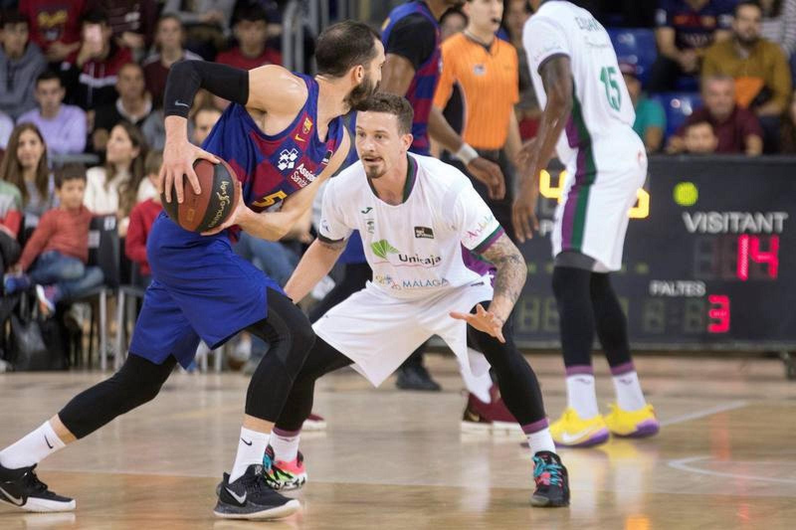 El base de Unicaja Josh Adams (d) defiende el avance de Pau Ribas (i), del Barça, en el partido correspondiente a la 13ª jornada de la Liga ACB en el Palau Blaugrana, en Barcelona.
