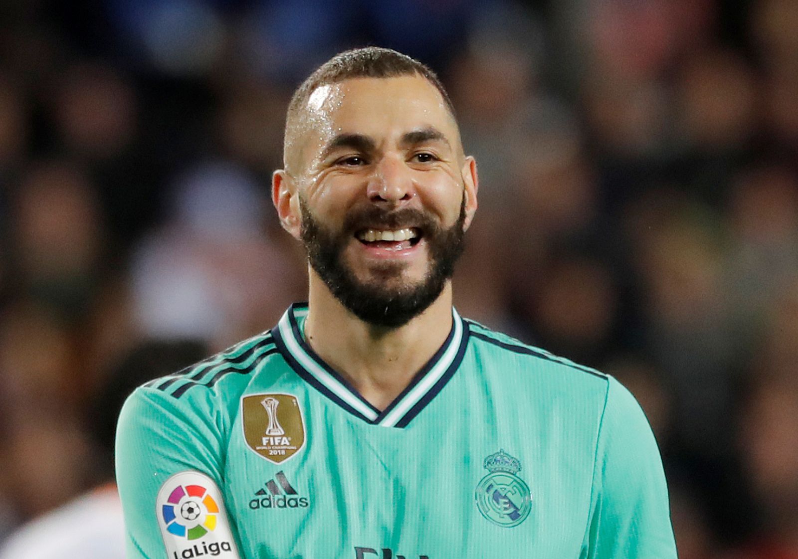 Benzema sonríe durante el partido ante el Valencia