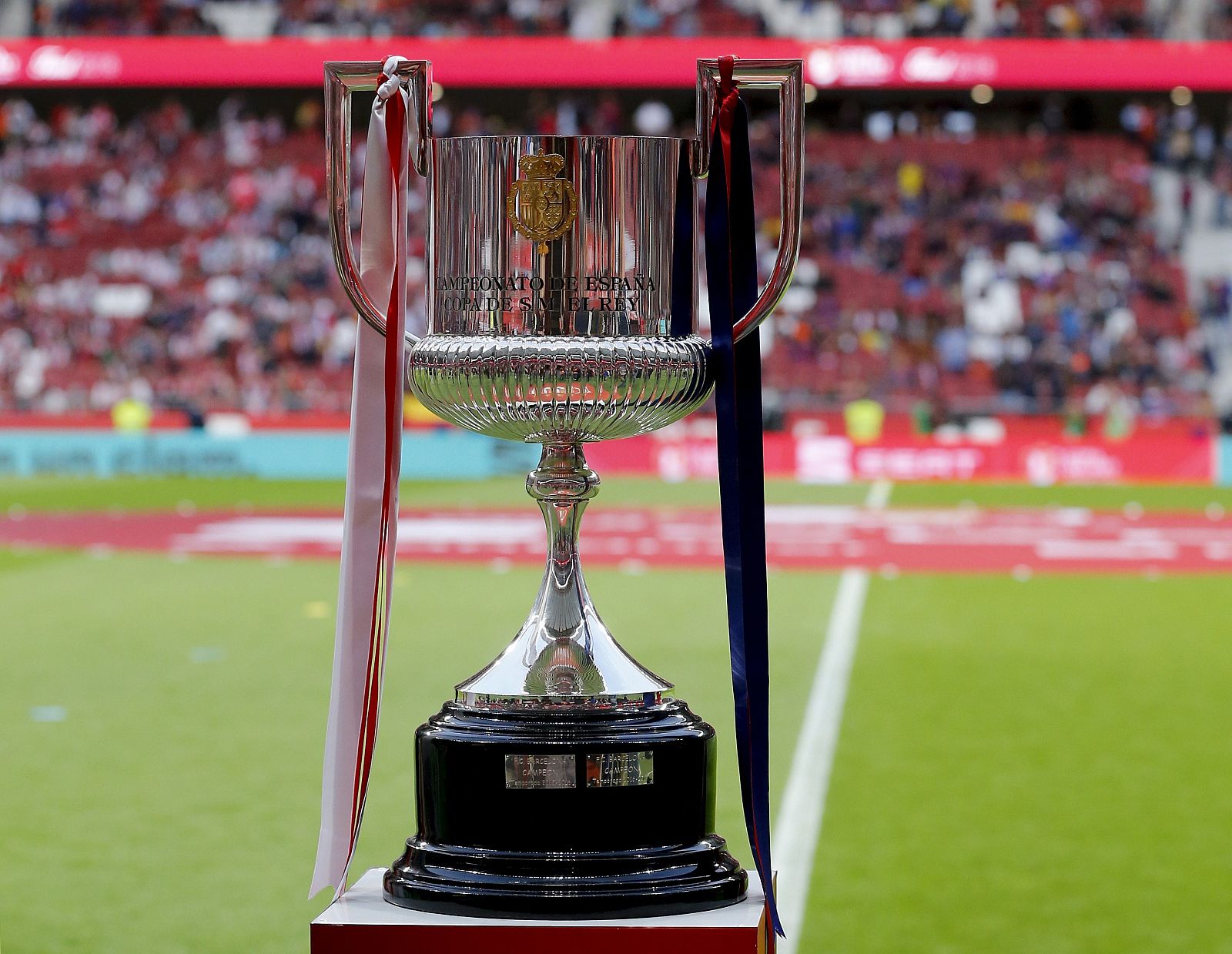 Imagen del trofeo de la Copa del Rey en el Wanda Metropolitano antes de la final de 2018.