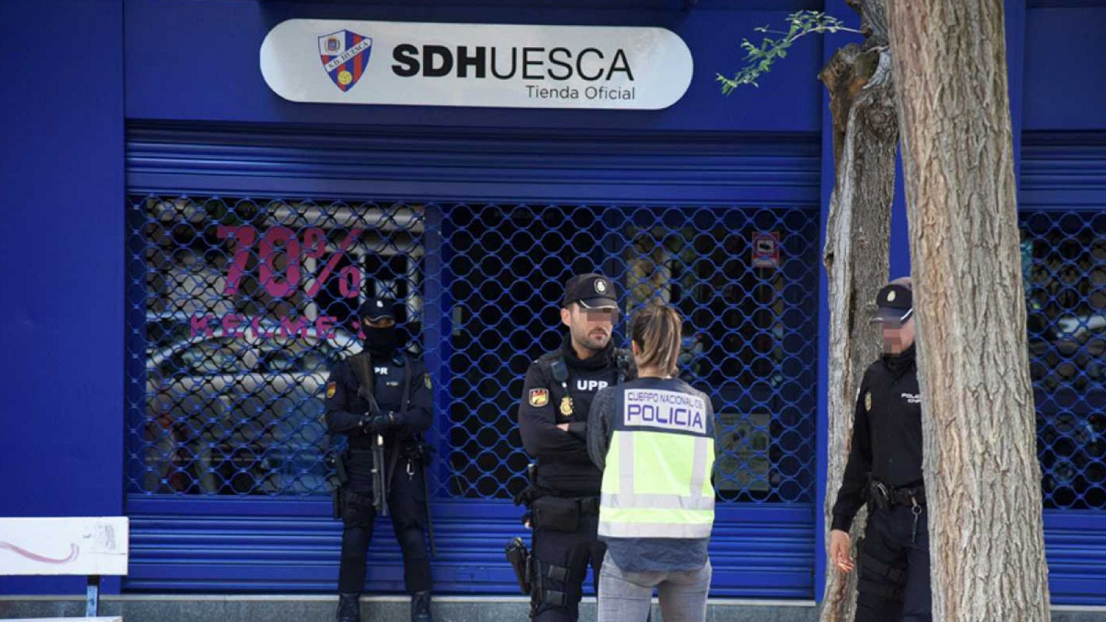 La Policía, en la tienda del Huesca, en una imagen de archivo