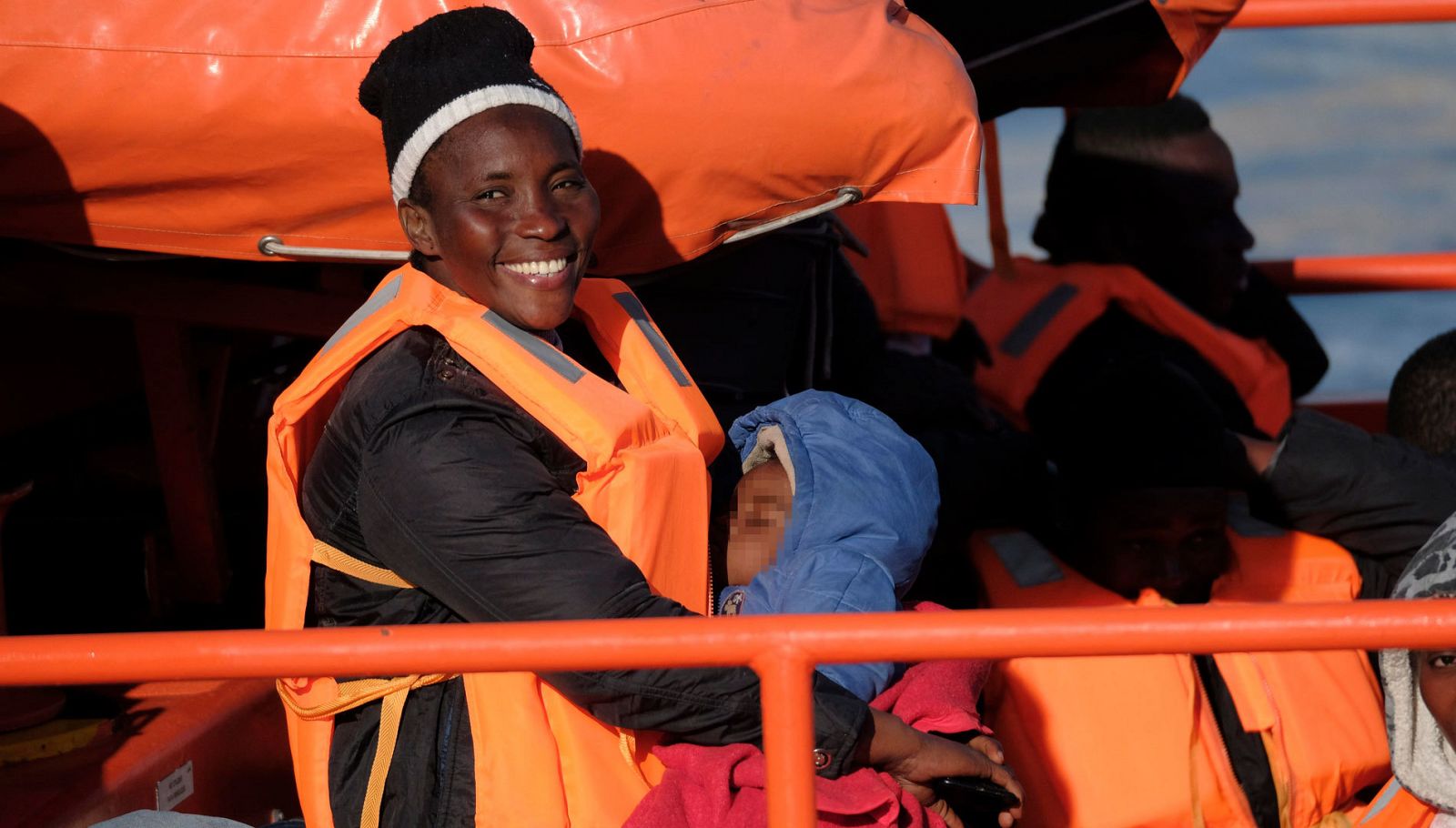 Seis bebés y dos niños rescatados de dos pateras con destino Canarias