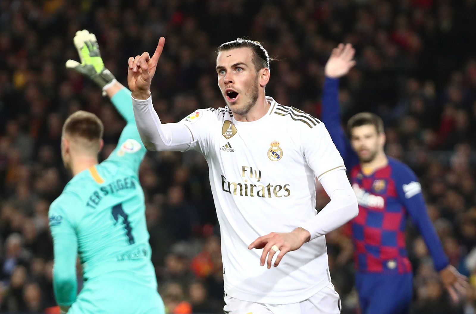 Gareth Bale se lamenta al ver su gol anulado en el Clásico del Camp Nou.