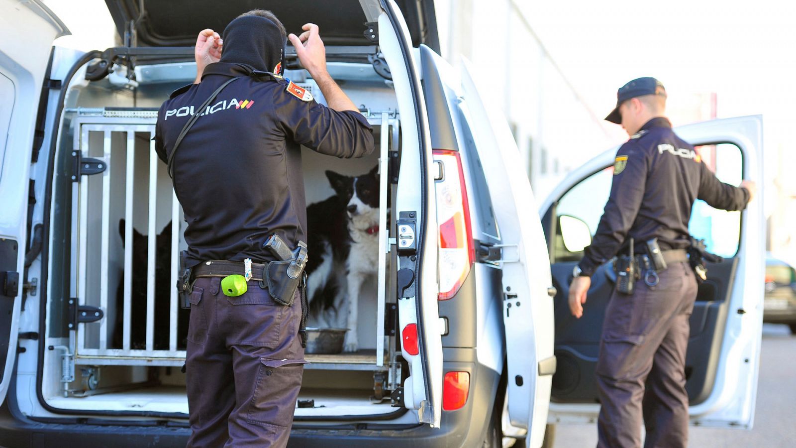 Agentes de la policía nacional en una operación contra la mafia china en Fuenlabrada (Madrid)