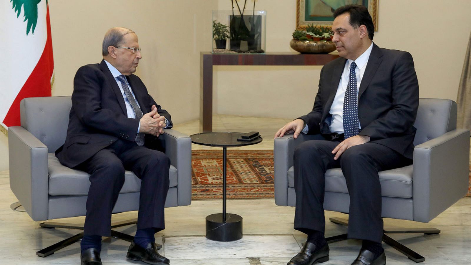 El presidente libanés, Michel Aoun (I), departe con su nuevo primer ministro, Hassan Diab (D).