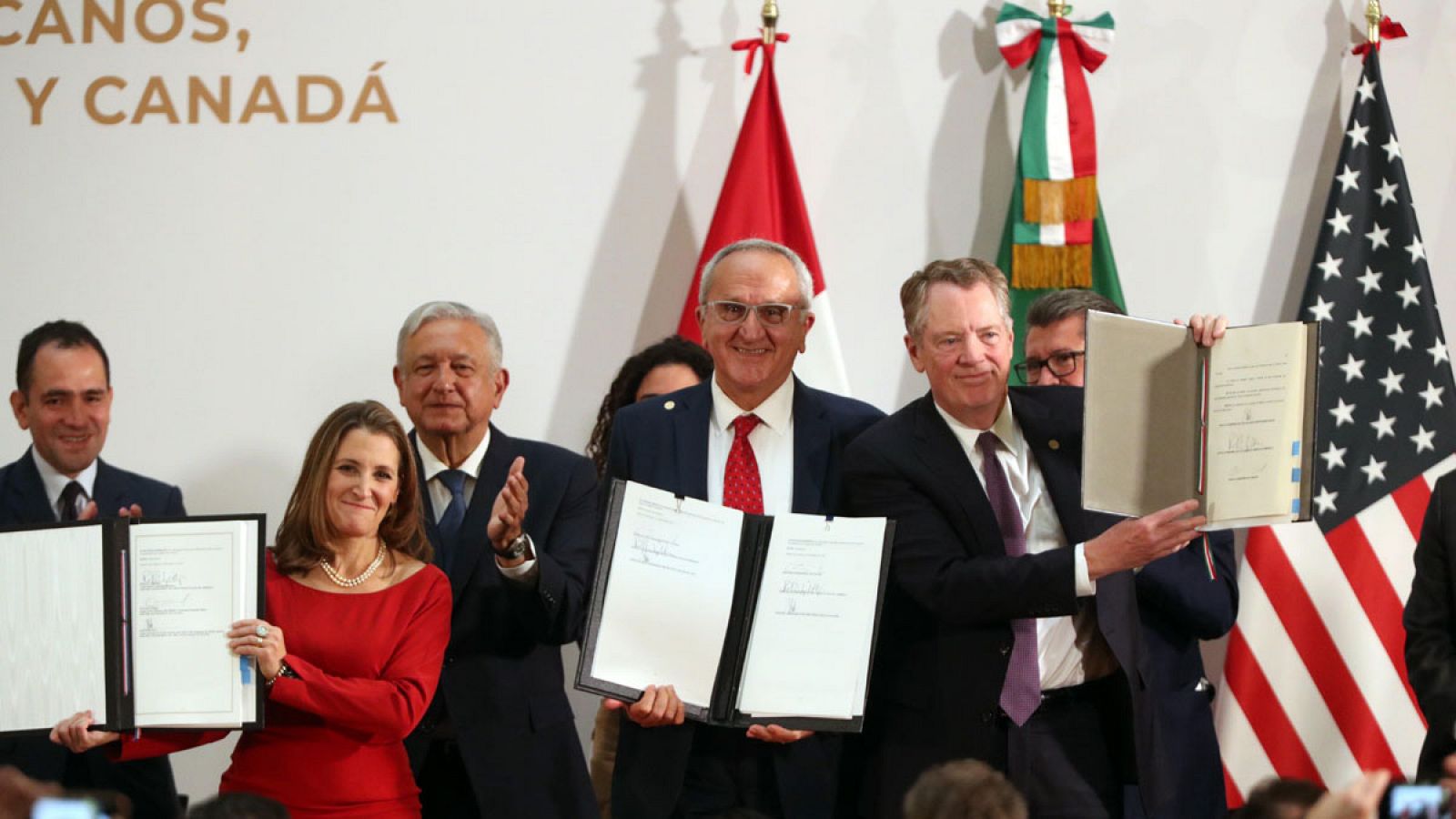 El presidente de México, Andrés Manuel López Obrador (3º i), aplaudiendo tras firmar el 10 de diciembre de 2019 en Ciudad de México la nueva versión del T-MEC.