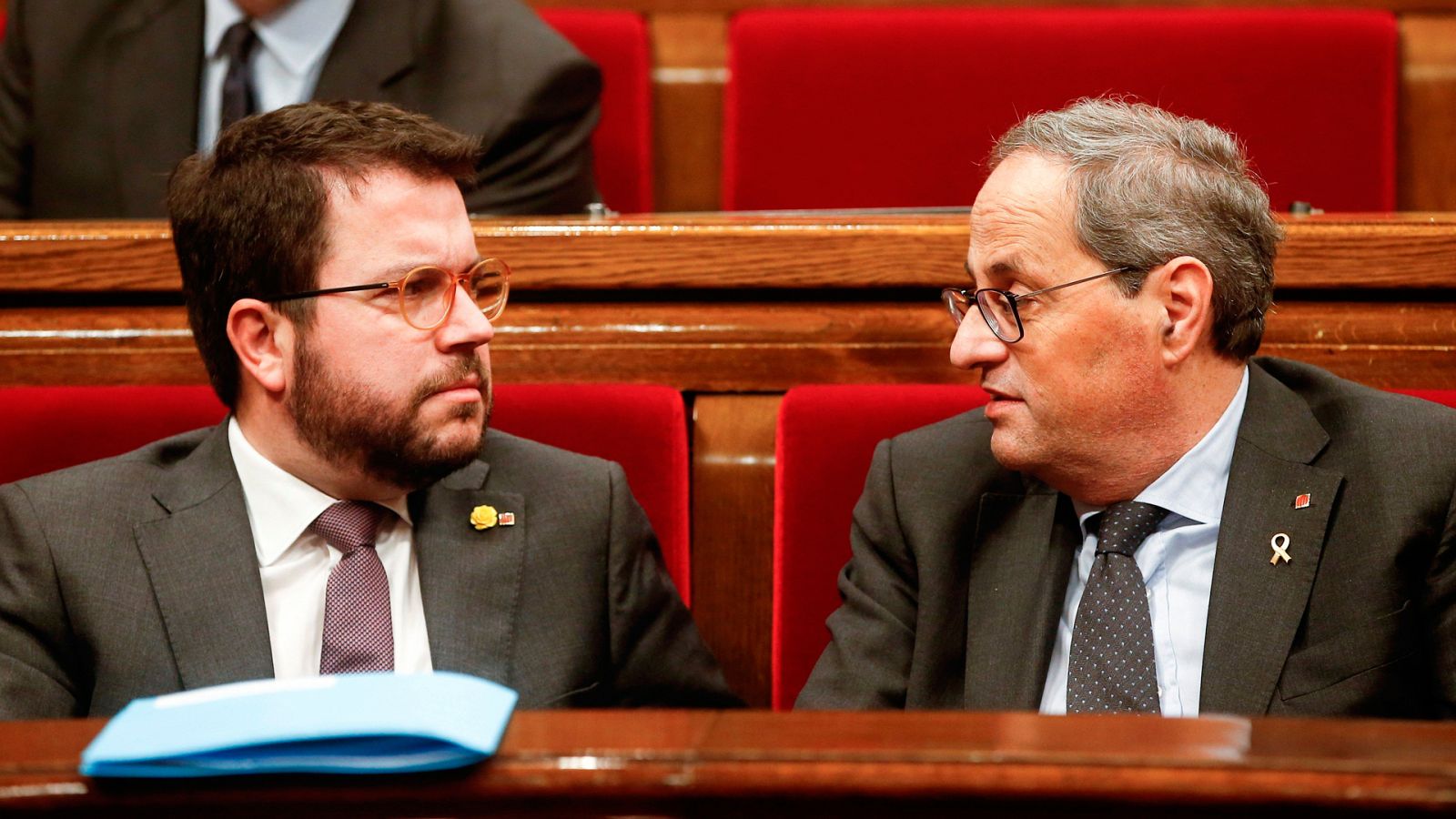 El presidente de la Generalitat, Quim Torra (JxCat), conversa con el vicepresidente, Pere Aragonés (ERC)