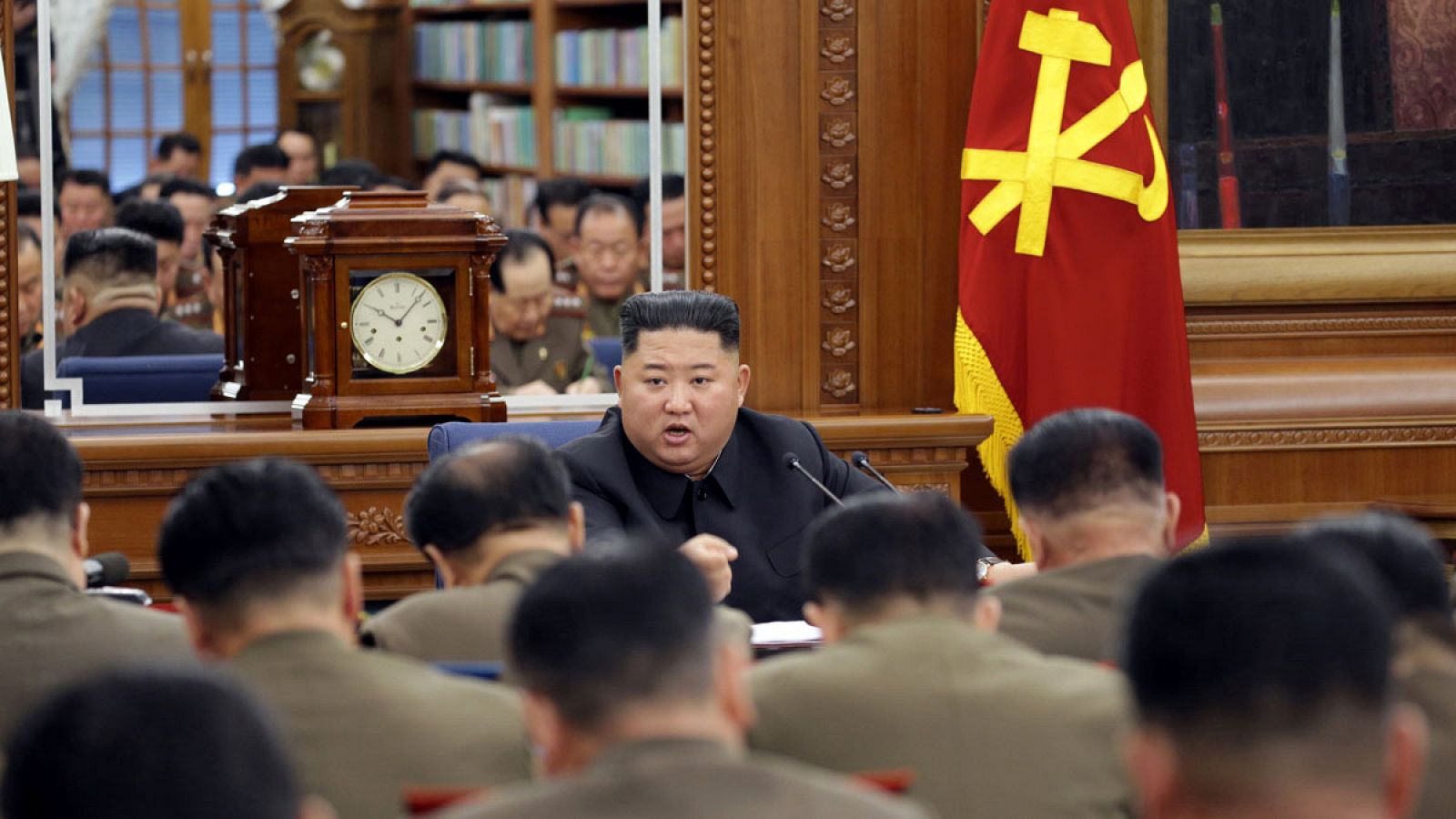El líder de Corea del Norte, Kim Jong-un, presidiendo una reunión de la cúpula militar del país.