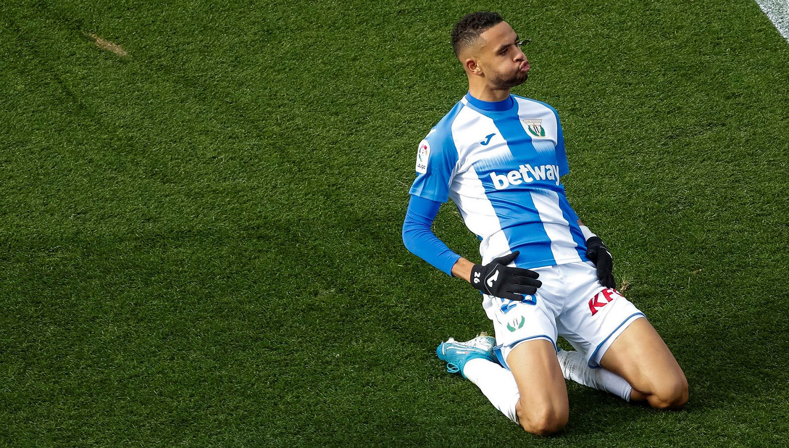 El delantero marroquí Youssef En-Nesyri celebra su gol ante el RCD Espanyol.