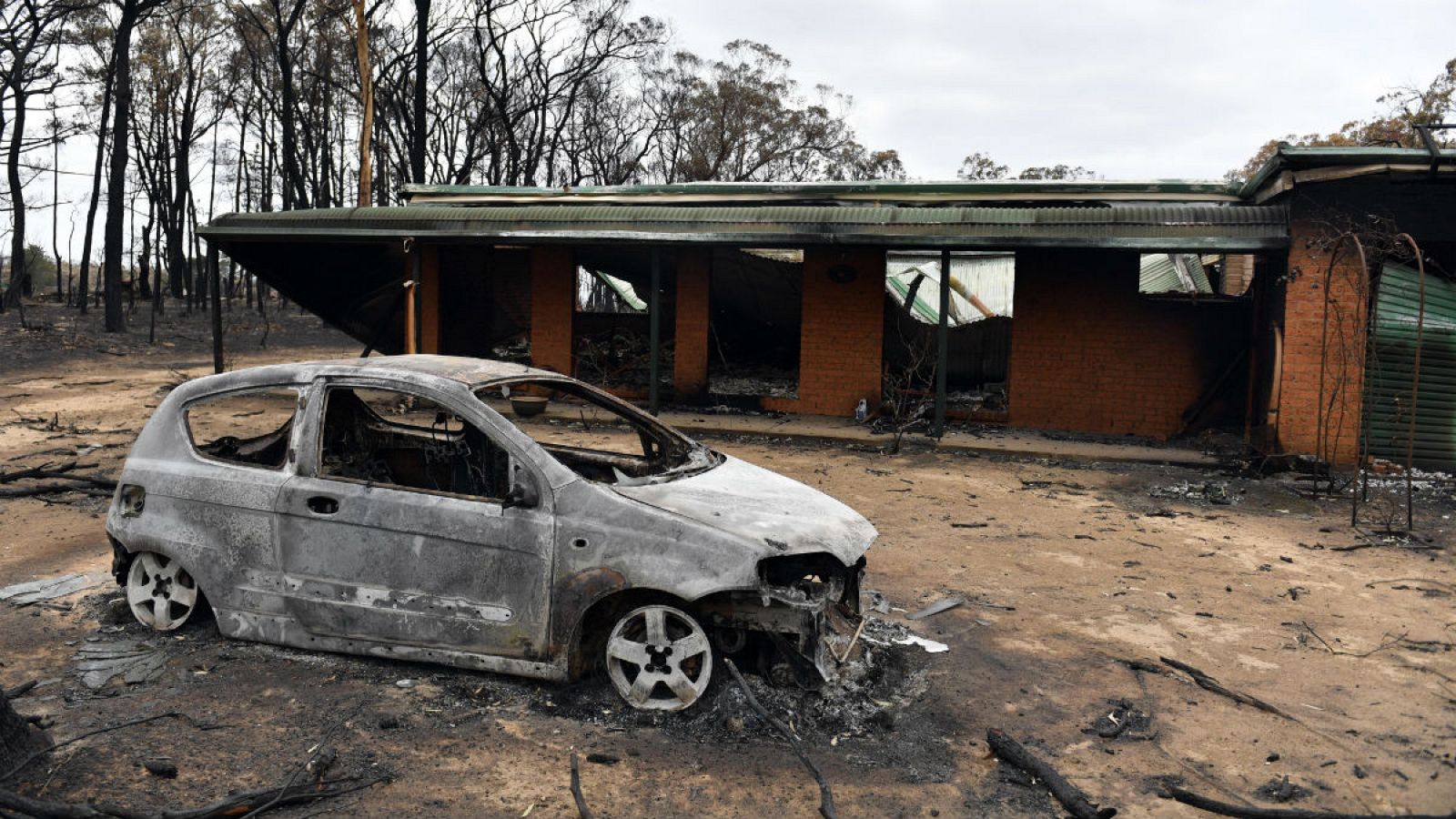 Imagen de una casa y un coche calcinados tras los incendios forestales catastróficos en la aldea de Balmoral, Nueva Gales del Sur, Australia del Sur de las Tierras Altas.