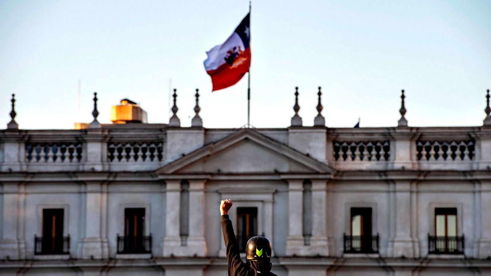 Un manifestante frente al Palacio de la Moneda, la sede del Gobierno, en Santiago de Chile