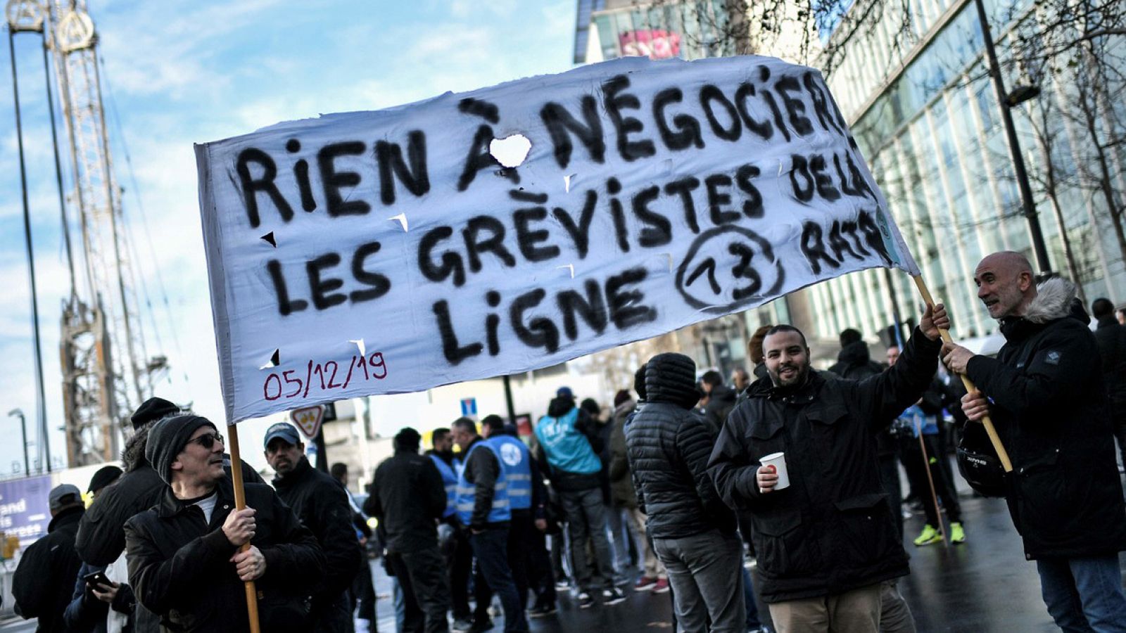 Empleados del metro de París con una pancarta durante la huelga del 24 de diciembre. Foto: STEPHANE DE SAKUTIN / AFP