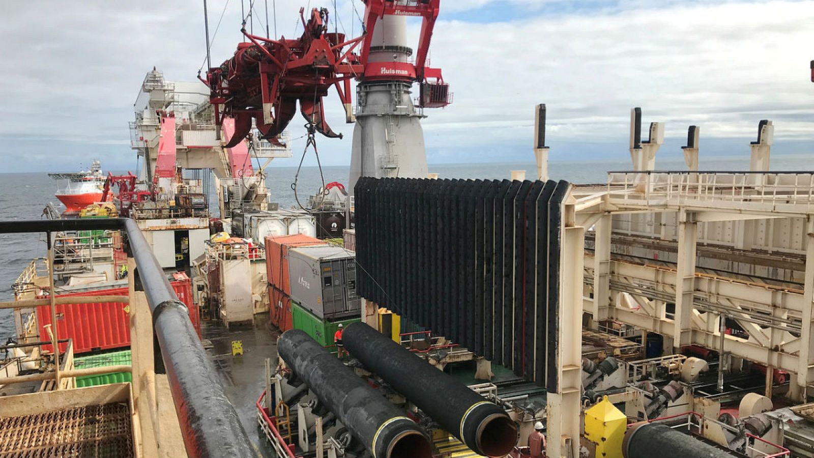 El buque de colocación de tuberías de Allseas, Solitaire, las coloca para el Nord Stream 2 en el Mar Báltico.