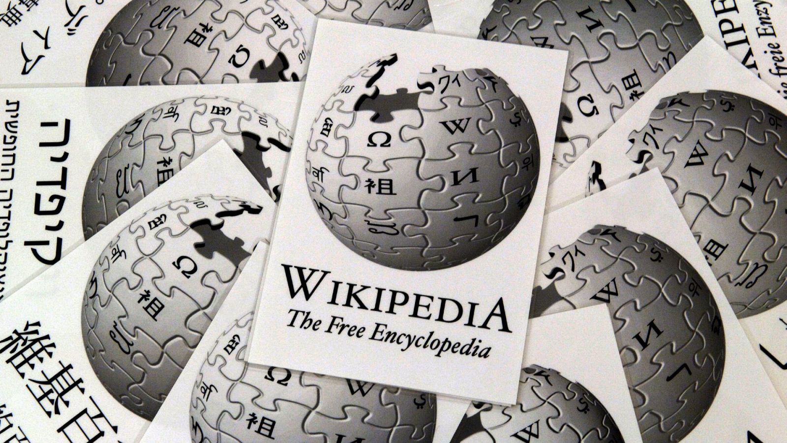 Varios folletos con el logotipo de Wikipedia en varios idiomas.