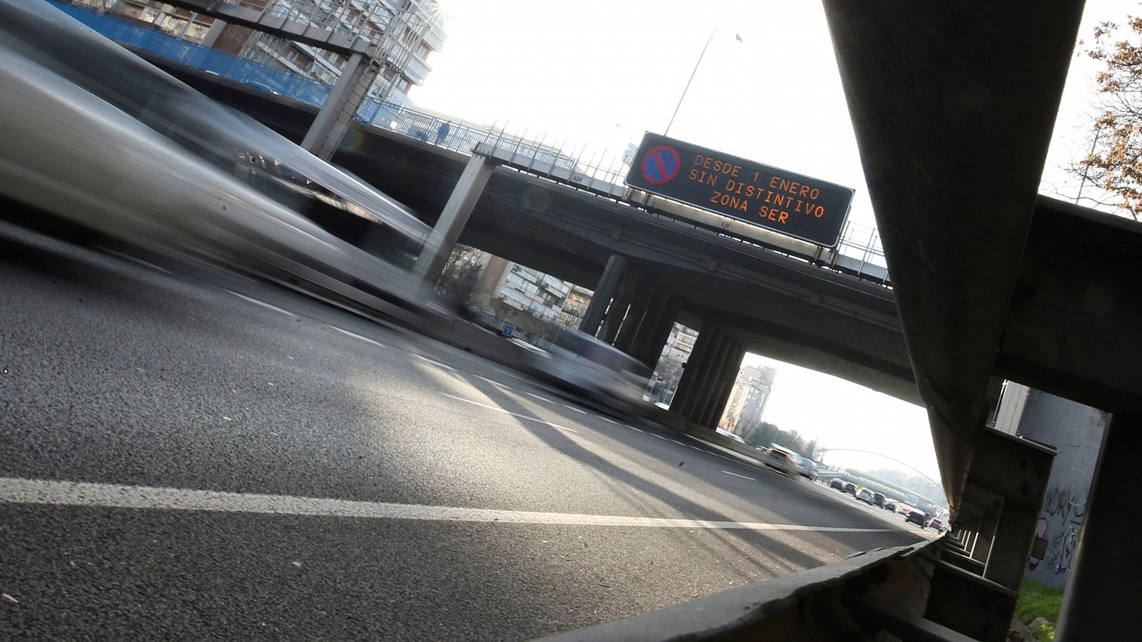 Panel informativo en la M-30 en el que se anuncia que a partir del próximo 1 de enero entran en vigor nuevas restricciones para que los vehículos más contaminantes accedan a Madrid Central.