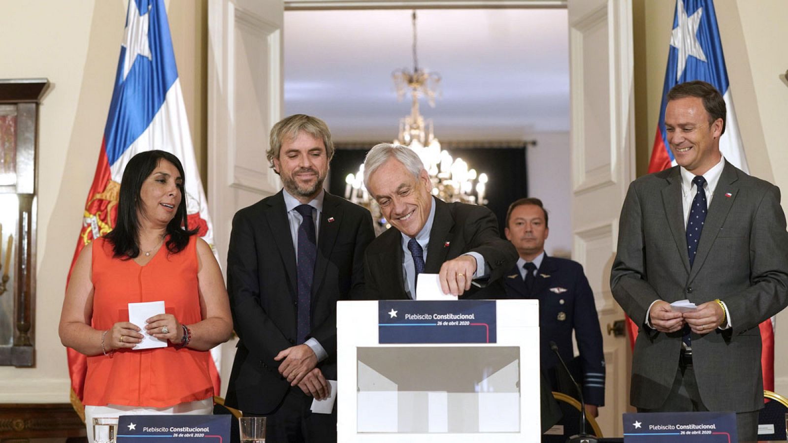 El presidente de Chile, Sebastián Piñera (3ºi) durante la presentación de la convocatoria del plebiscito constitucional para votar si se redacta una nueva Constitución.