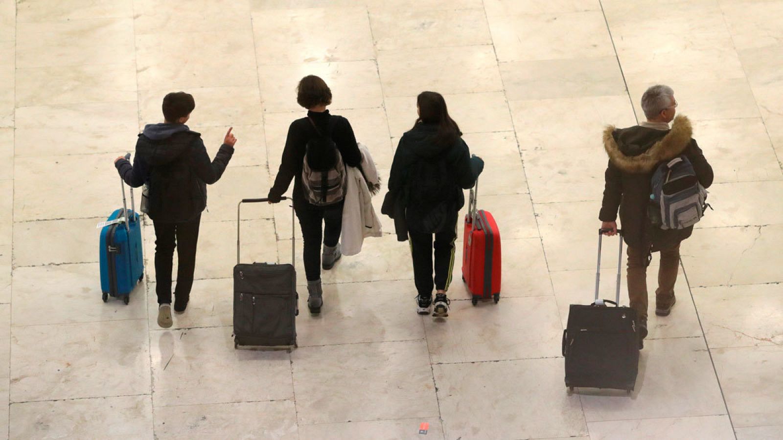 Varios viajeros caminan por una terminal del aeropuerto Adolfo Suárez Madrid-Barajas en Madrid