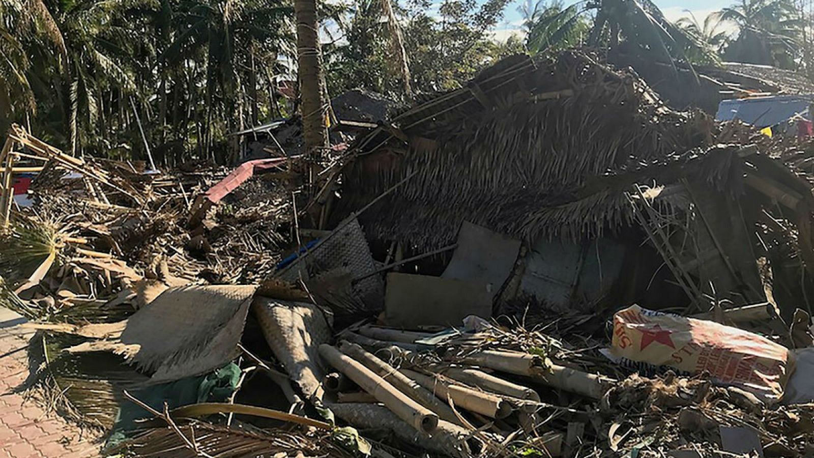 El número de muertos causados por el paso del tifón Phanfone continúa en ascenso, aunque el fenómeno ya ha abandonado el archipiélago.