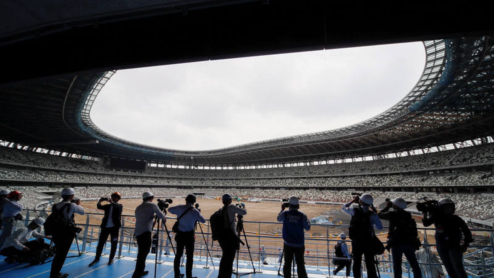 Varios medios de comunicación en el interior del Estadio Olímpico de Tokio