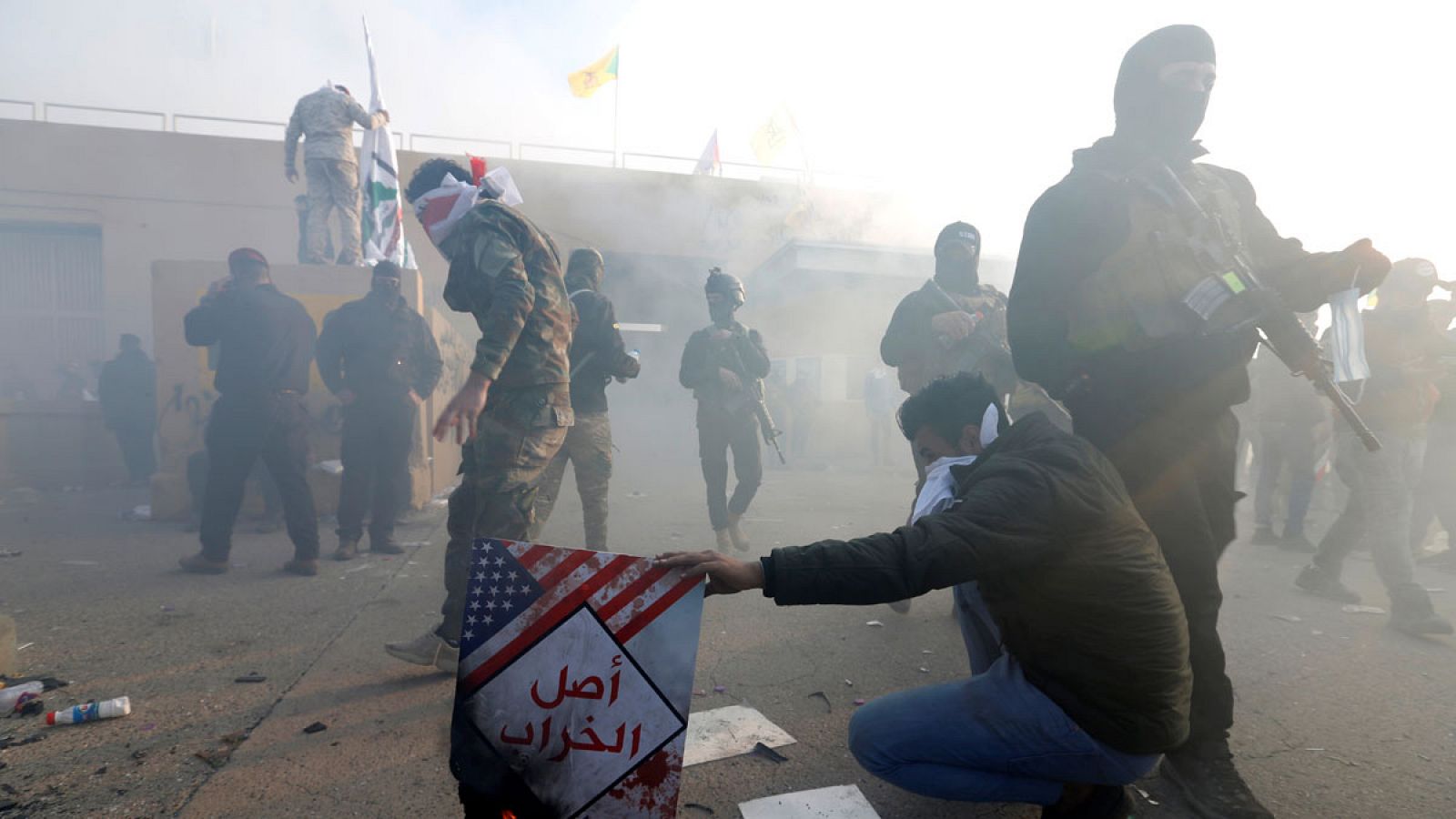 Imagen manifestantes cercando la Embajada de Estados Unidos en Bagdad (Irak) el martes 31 de diciembre de 2019.