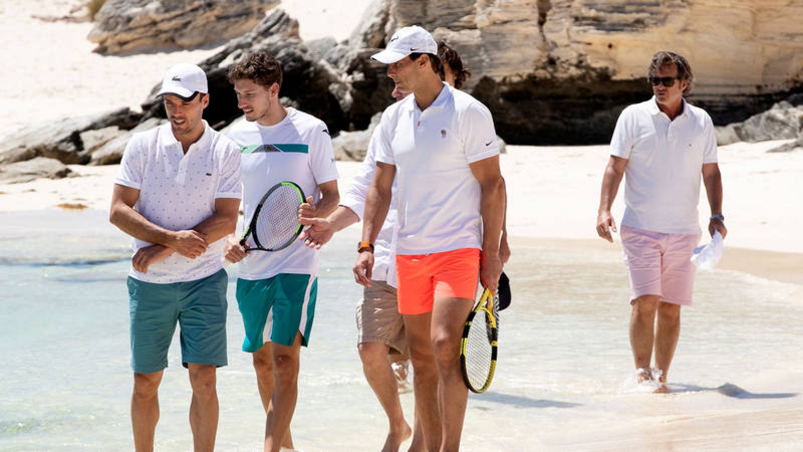 Rafa Nadal pasea junto a su equipo (de izquierda a derecha) Roberto Bautista, Pablo Carreño y el capitán Francisco Roig en una visita a la playa. 