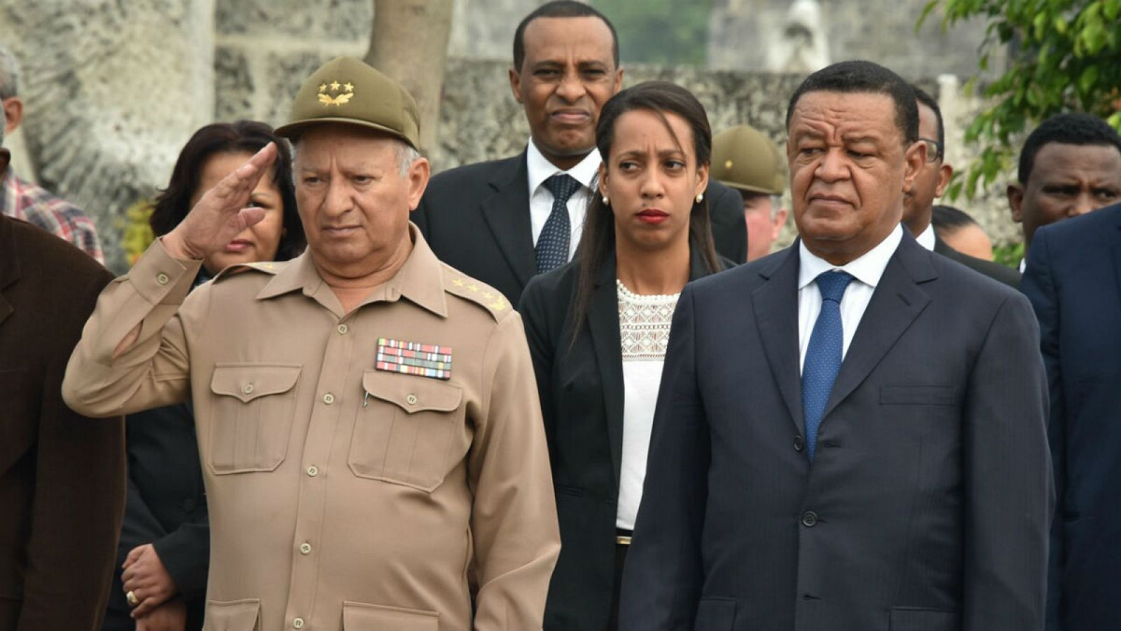 El 9 de enero de 2018, el ministro de las Fuerzas Armadas Revolucionarias de Cuba, Leopoldo Cintra Frías, a la izquierda, recibe al presidente de Etiopía, Mulatu Teshome Wirtu, durante su visita en La Habana.