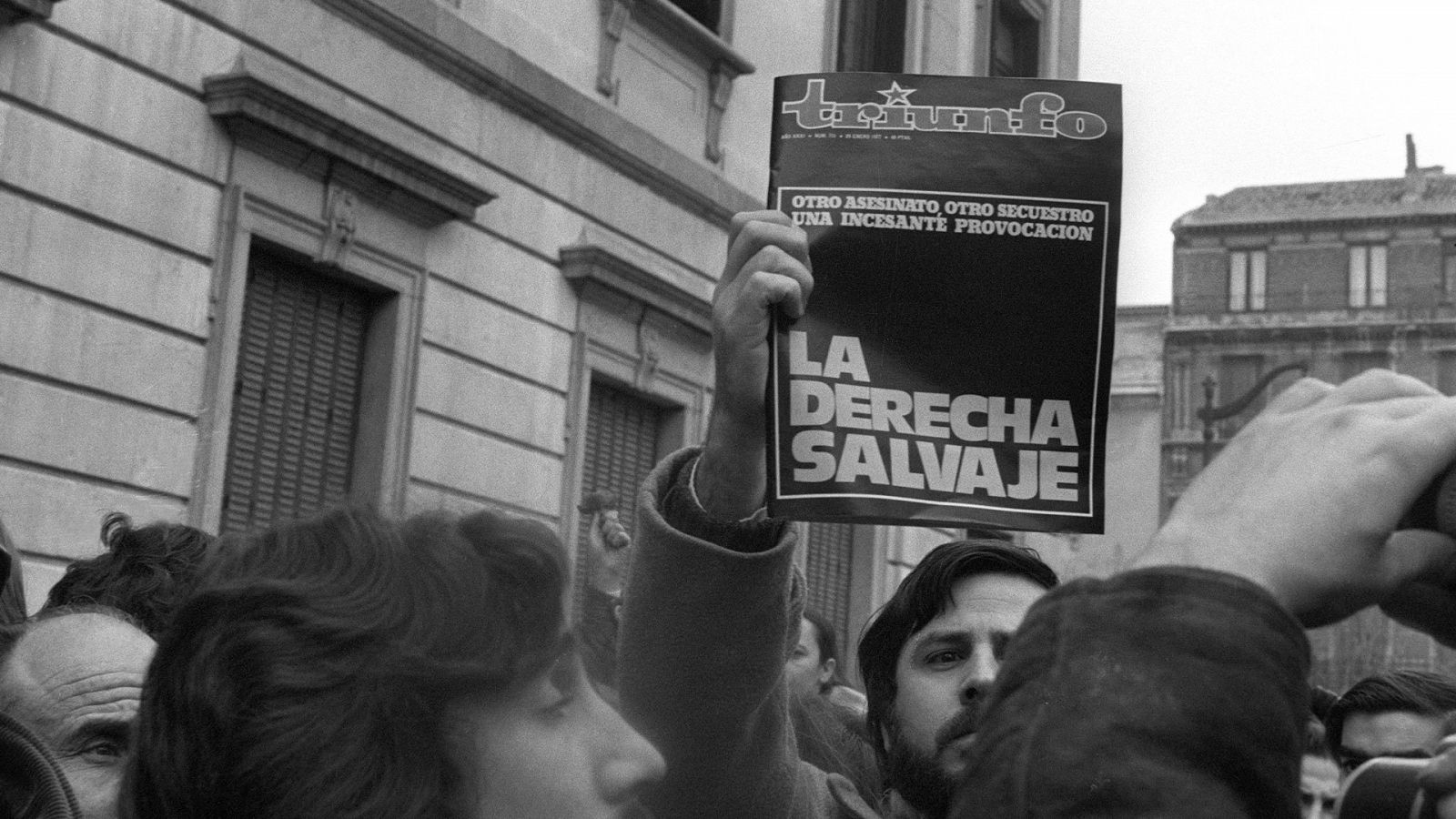 Manifestantes en la capilla ardiente de los abogados asesinados en Atocha en 1977