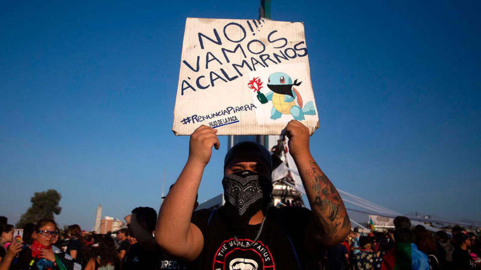 Un manifestante sosteniendo un cartel que dice "No vamos a calmarnos" durante la primera protesta del año contra el gobierno del presidente Sebastián Piñera, en Santiago de Chile el 3 de enero de 2020. 