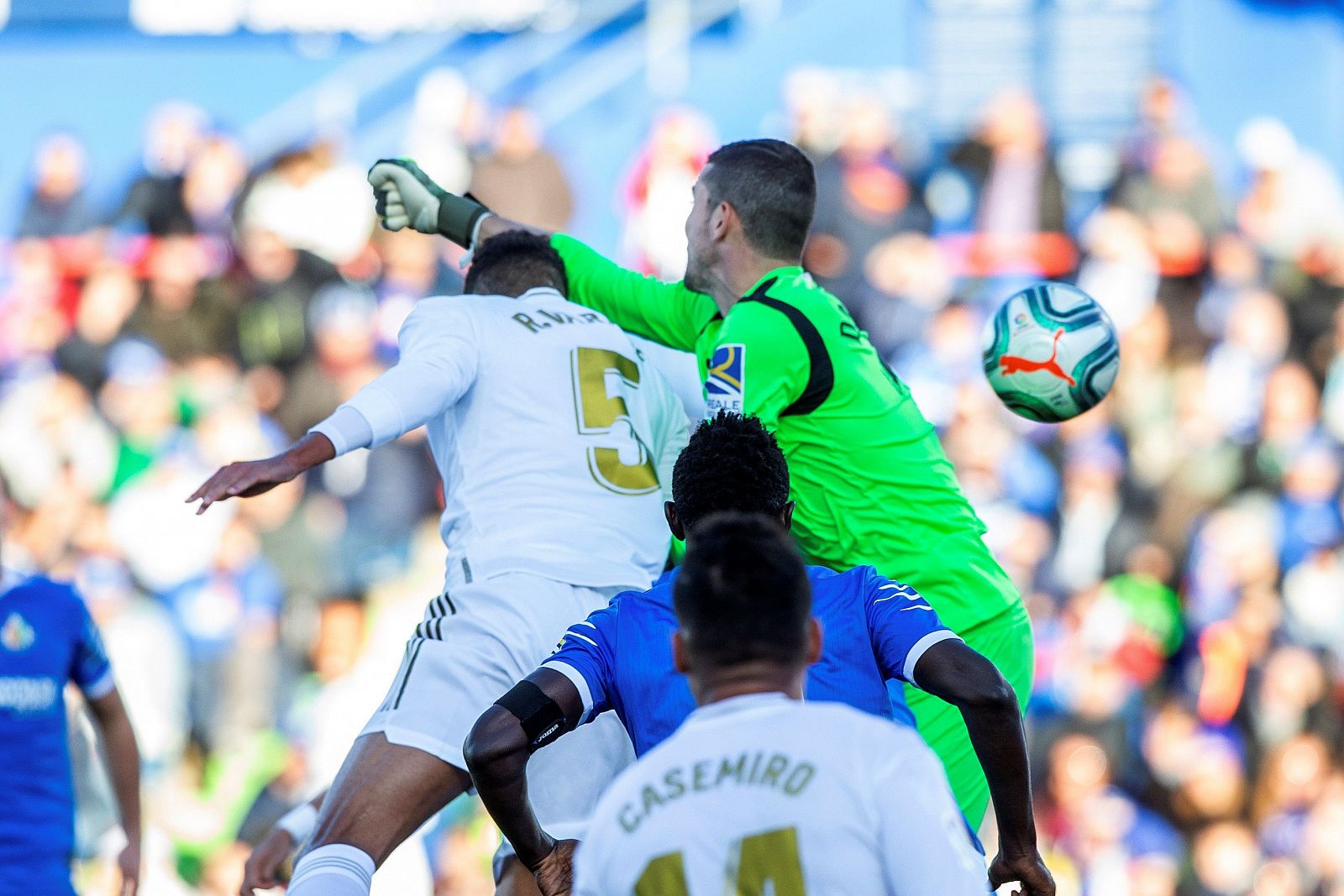 Soria (d) falla un despeje ante Varane