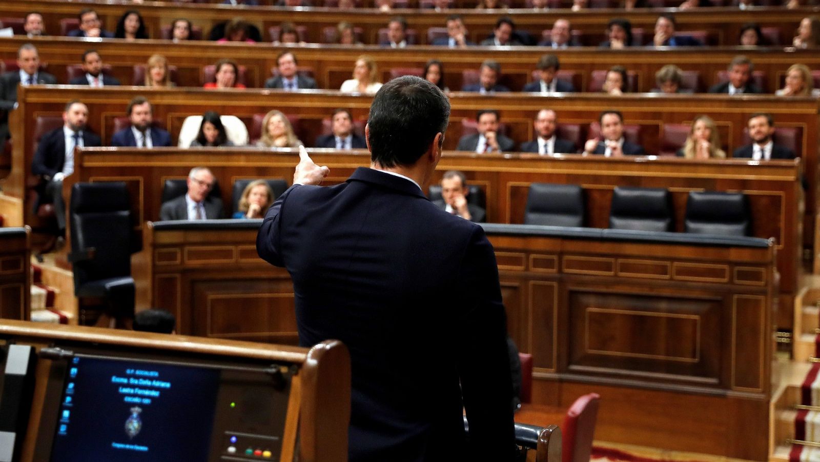 El candidato a la Presidencia del Gobierno, Pedro Sánchez, durante una de las intervenciones desde su escaño en la primera jornada del debate de investidura.