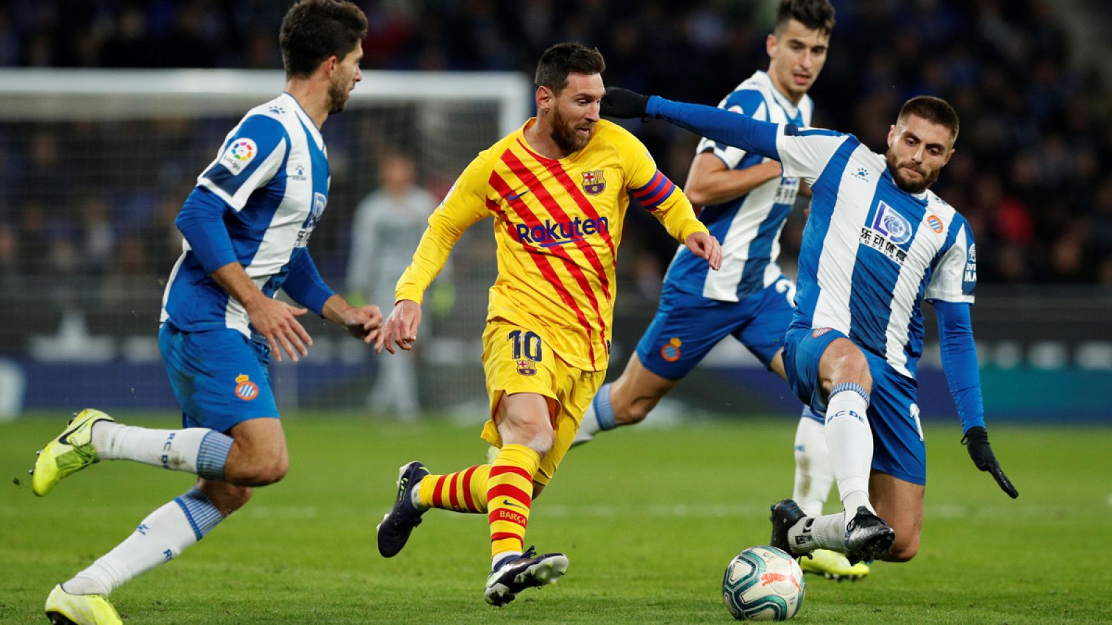 Messi, rodeado de rivales