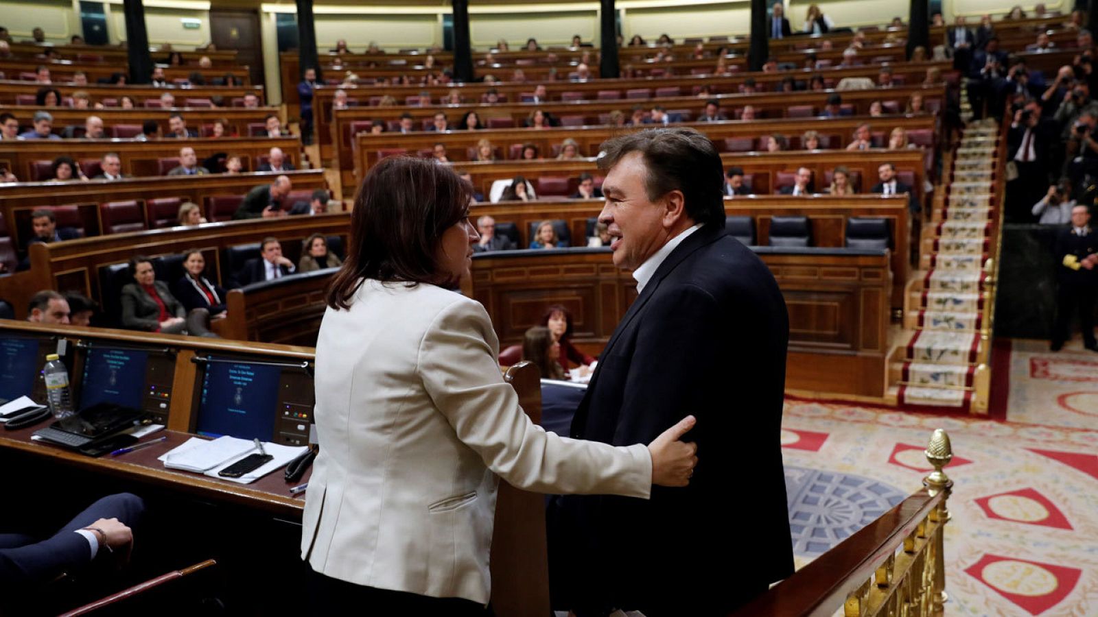 El diputado de Teruel Existe, Tomás Guitarte, saluda a la portavoz del PSOE, Adriana Lastra, tras su intervención ante el pleno del Congreso de los Diputados