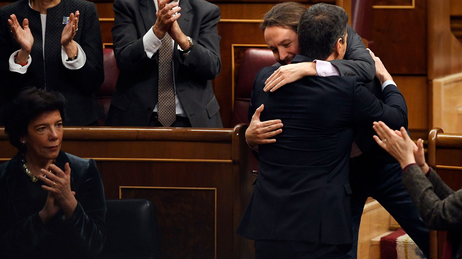 Pedro Sánchez y Pablo Iglesias se abrazan en el primer día del debate de investidura, el 4 de enero.