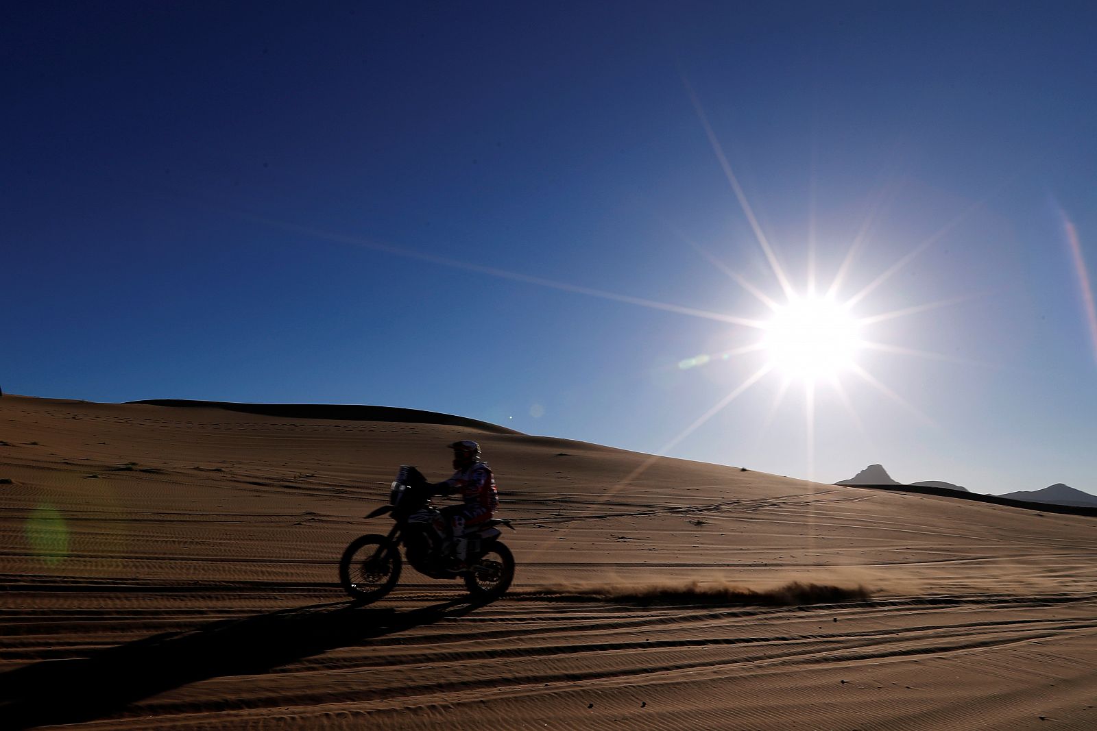 Un motociclista recorre la primera etapa del rally Dakar 2020