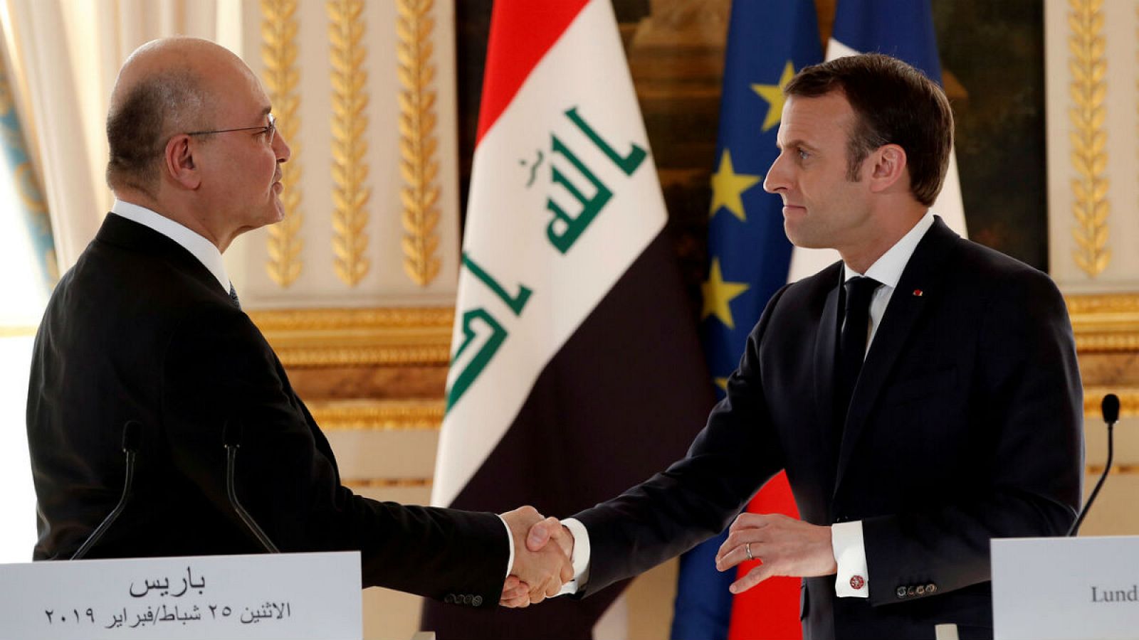 El presidente francés, Emmanuel Macron, y el presidente iraquí, Barham Salih, se dan la mano tras una rueda de prensa en el Palacio del Elíseo en París, en 2019.