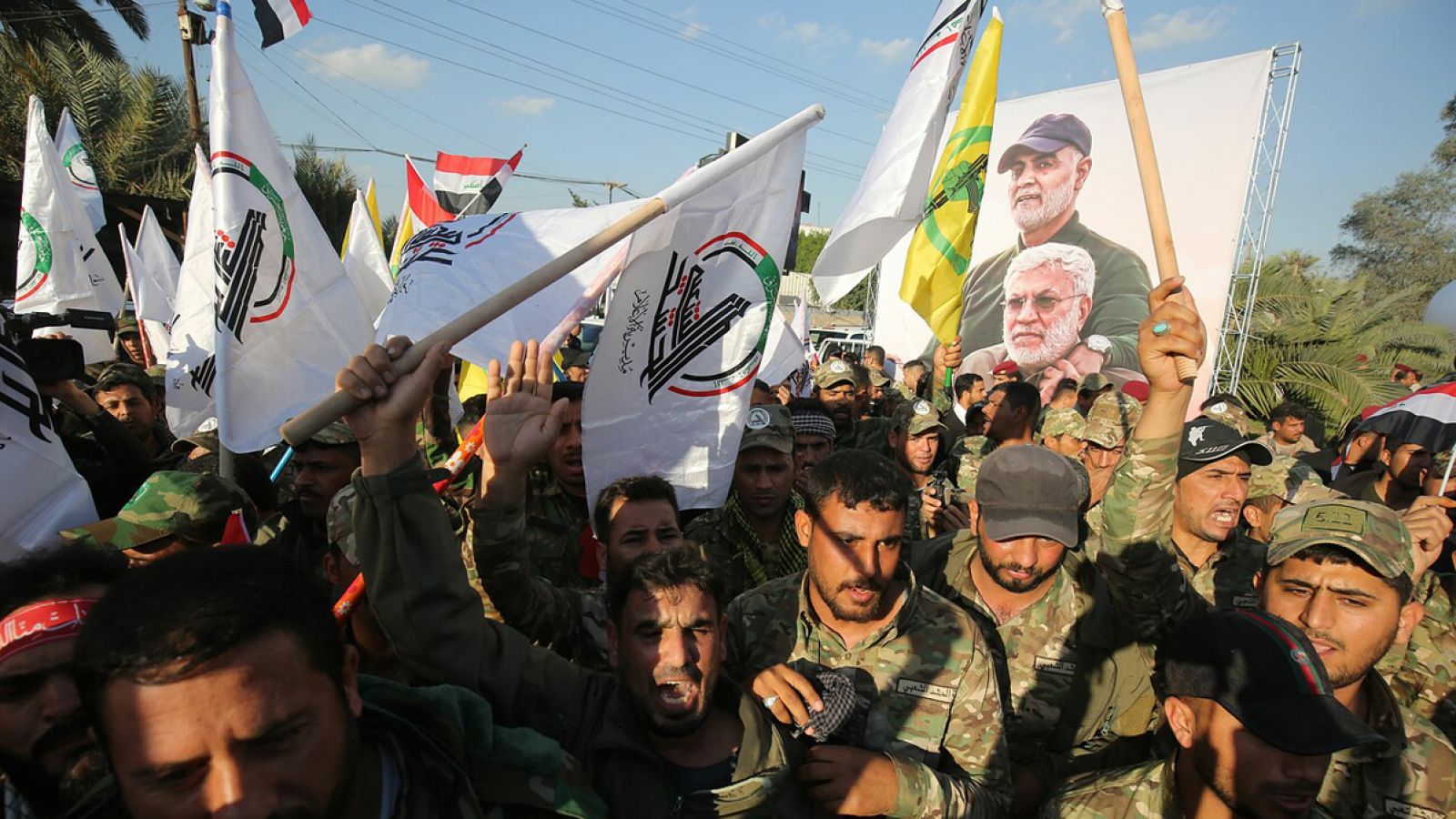 Miembros de la milicia paralimitar Hashid al Shaabi cantan lemas contra EE.UU. tras el asesinato de Qasem Soleimani, en Bagdad. Foto: AHMAD AL-RUBAYE / AFP