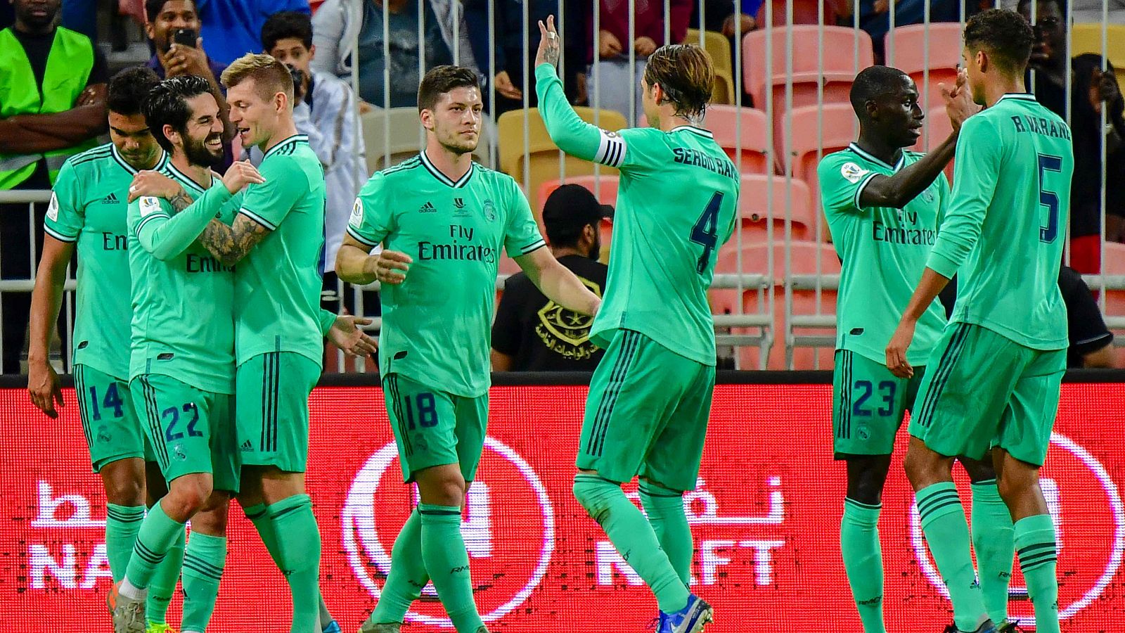 Los jugadores del Real Madrid celebran uno de sus tantos ante el Valencia en las semifinales de la Supercopa de España.