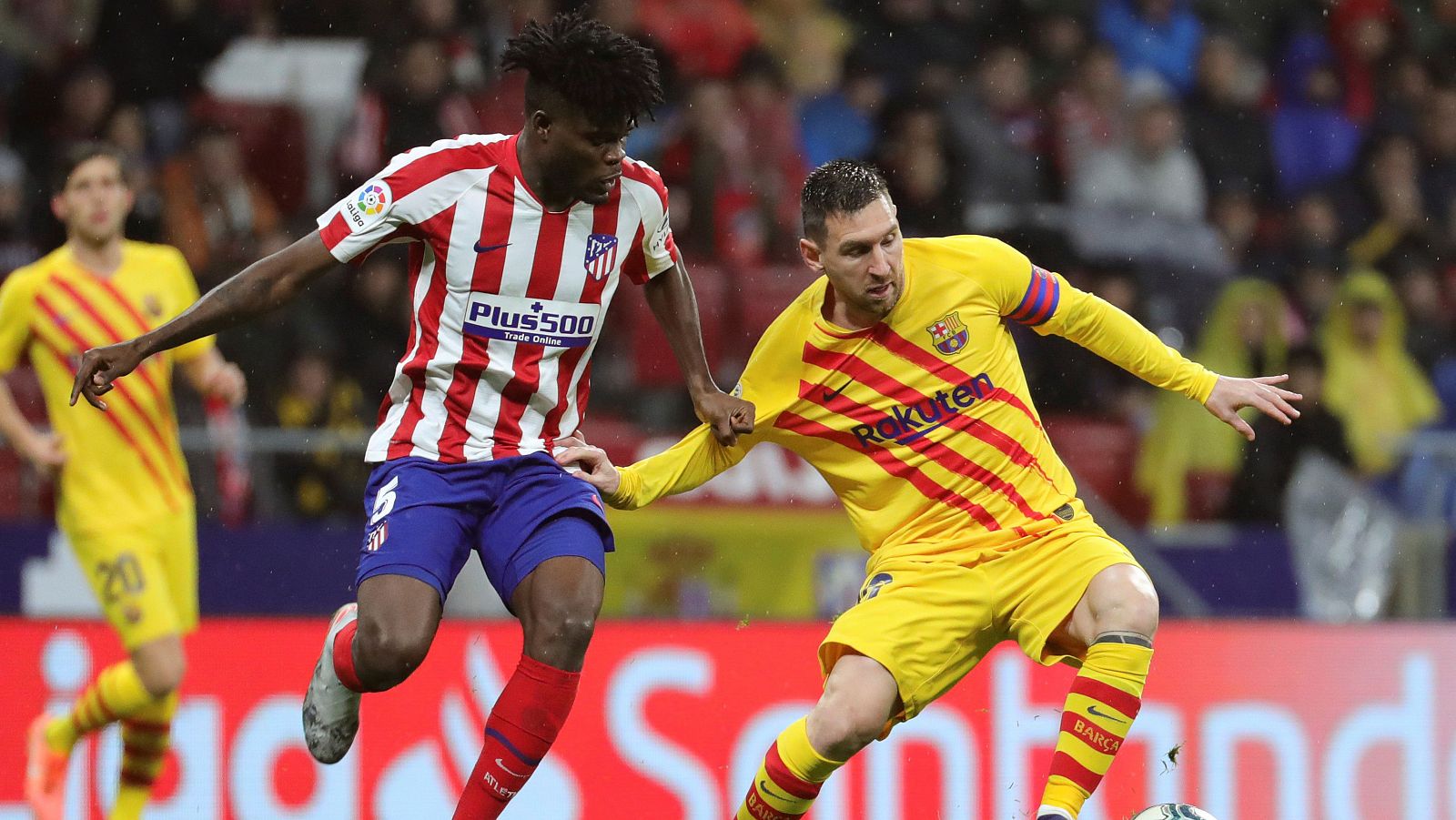 El centrocampista ghanés del Atlético de Madrid Thomas Partey (i) persigue a Leo Messi (d), delantero argentino del FC Barcelona