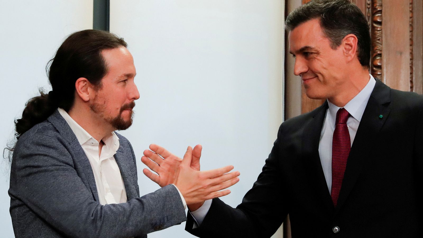 El presidente del Gobierno, Pedro Sánchez (d) y el vicepresidente de Derechos Sociales, Pablo Iglesias.
